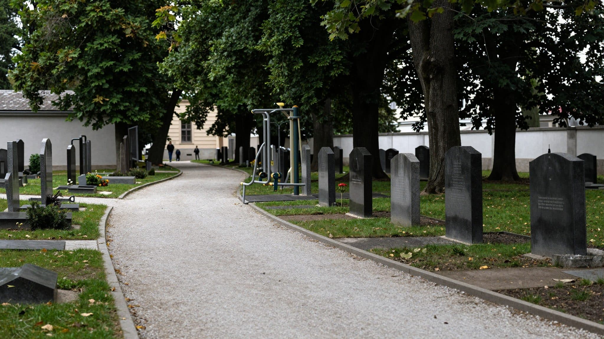Dibattito sulle attrezzature fitness nel cimitero di Meidling: i critici accusano la città di Vienna di mancanza di pietà