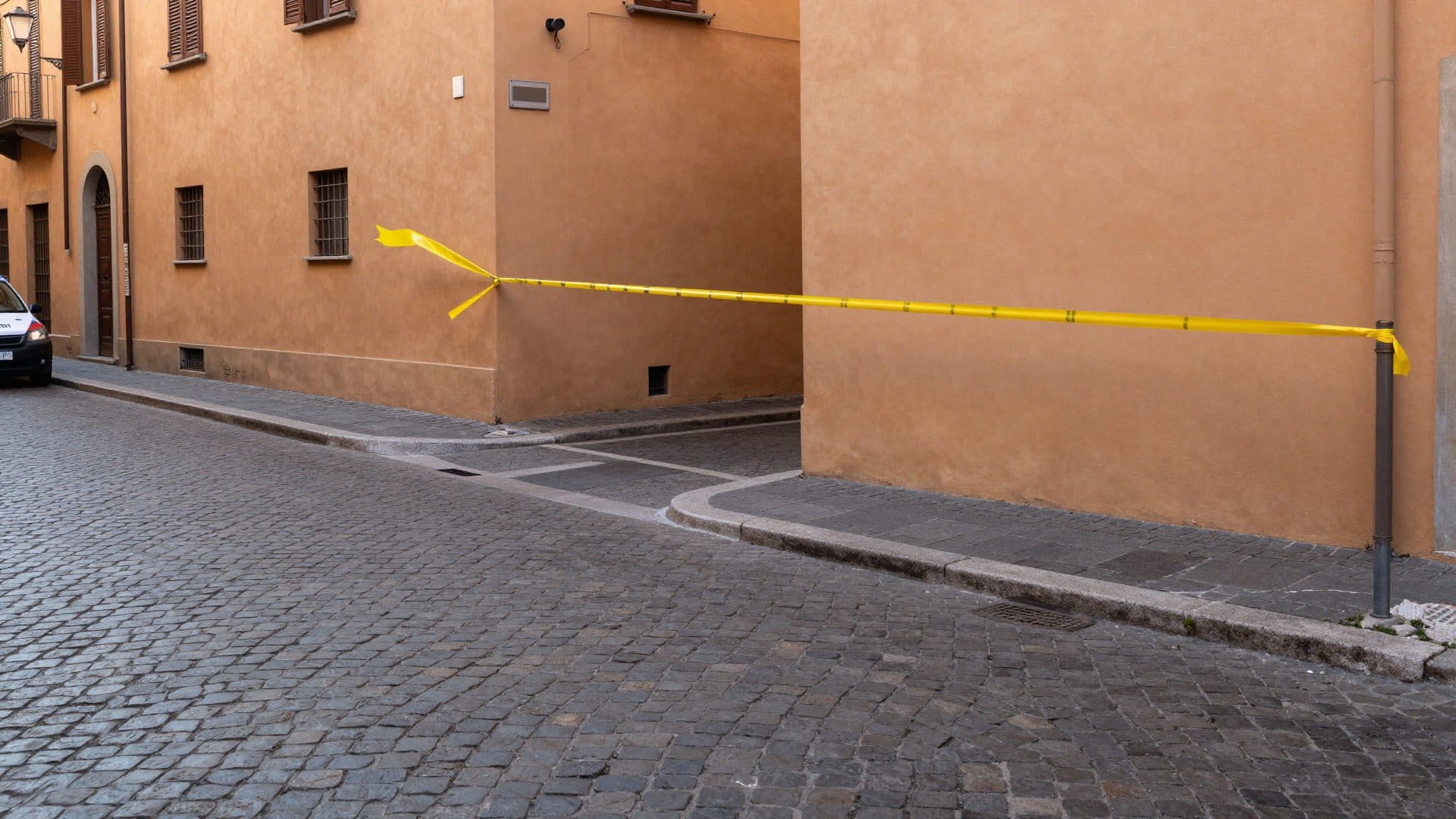 43enne muore dopo un intervento di polizia a Bologna – Indagini della Procura