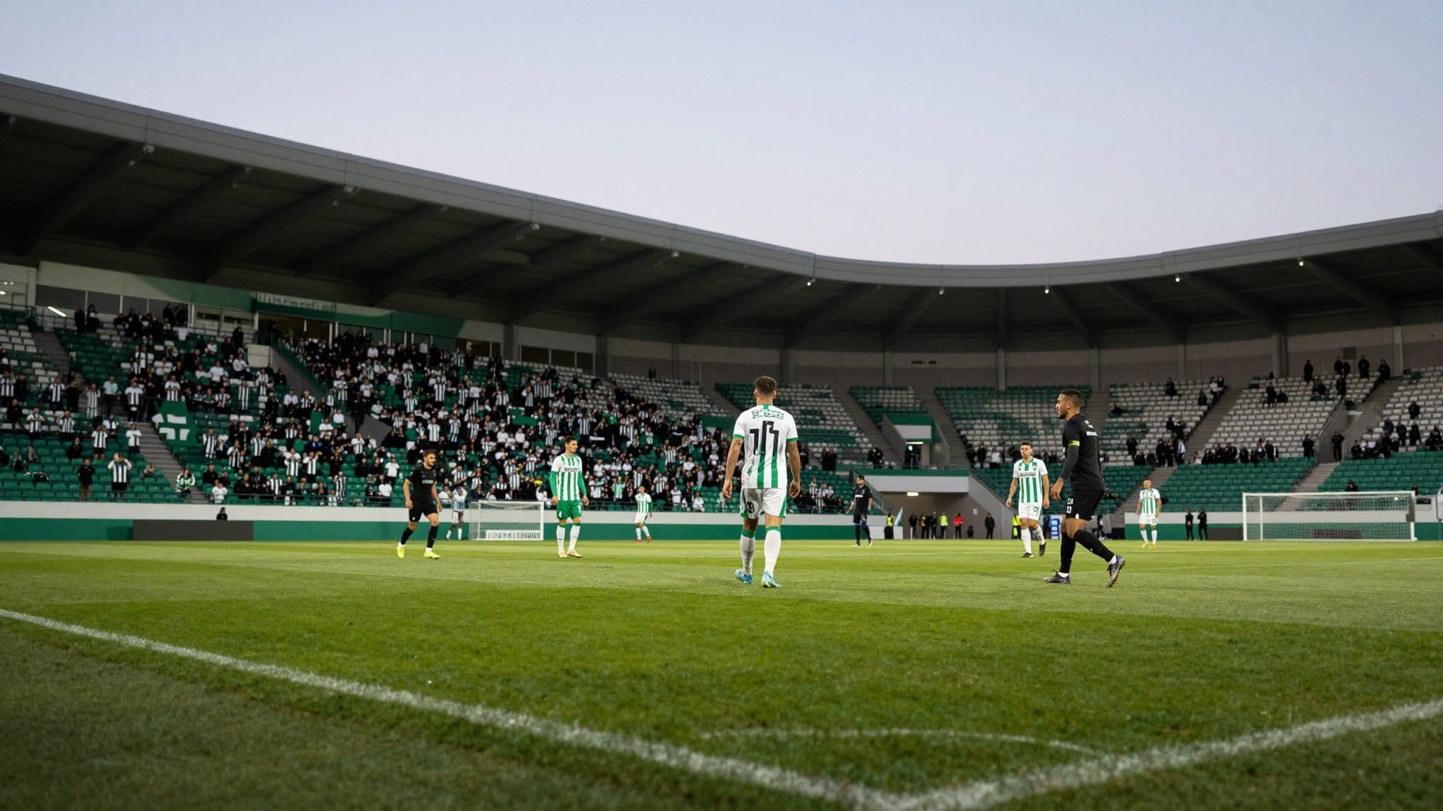 Lo Sturm Graz si impone nel derby stiriano a Hartberg in superiorità numerica