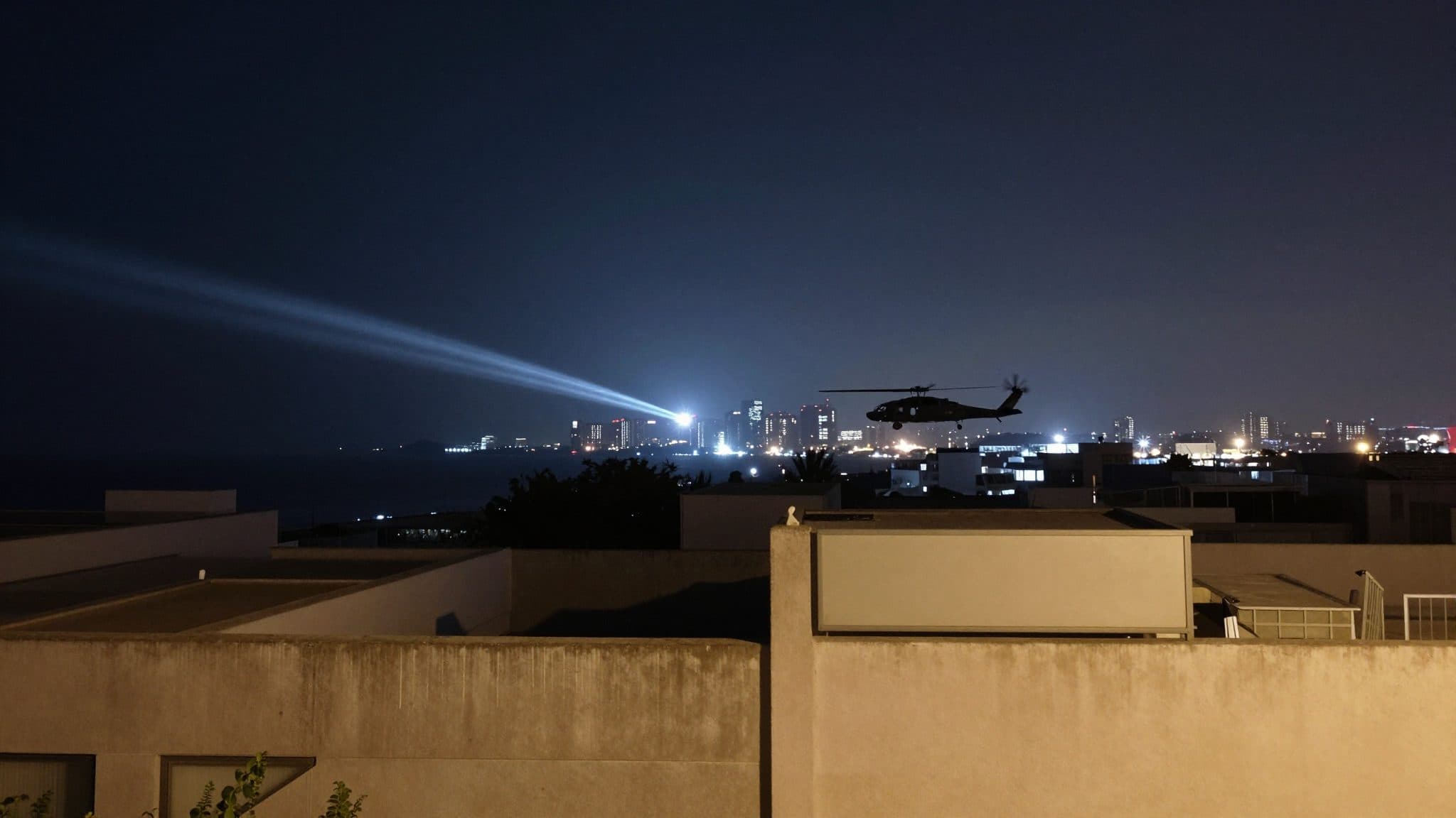 Sesta notte consecutiva di attacchi americani contro l'Iran con bombardamenti di ponti e un aeroporto