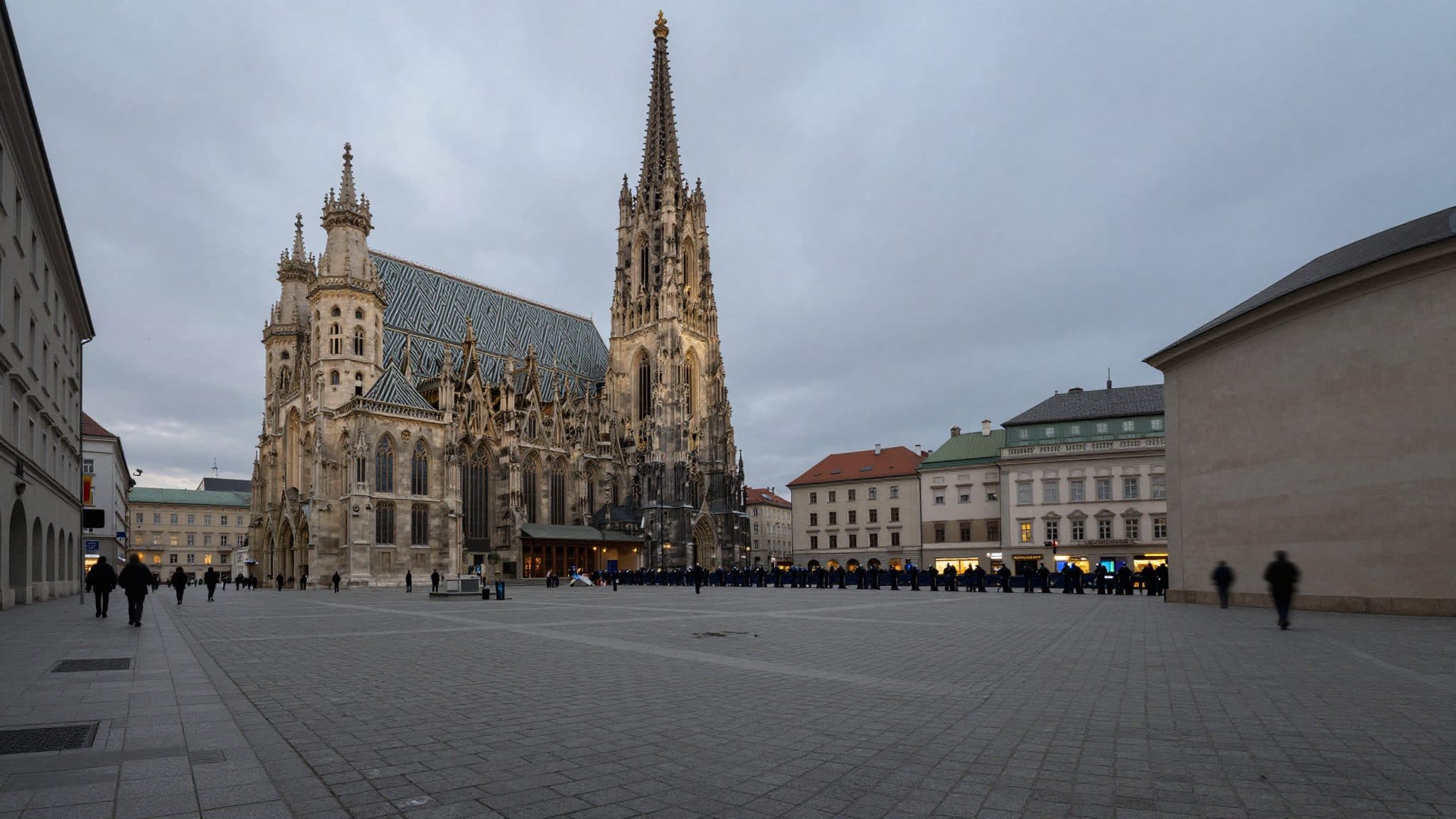 Sabato di rivolte a Vienna: la polizia parla di escalation dopo lo scontro tra estremisti di destra e contromanifestazione