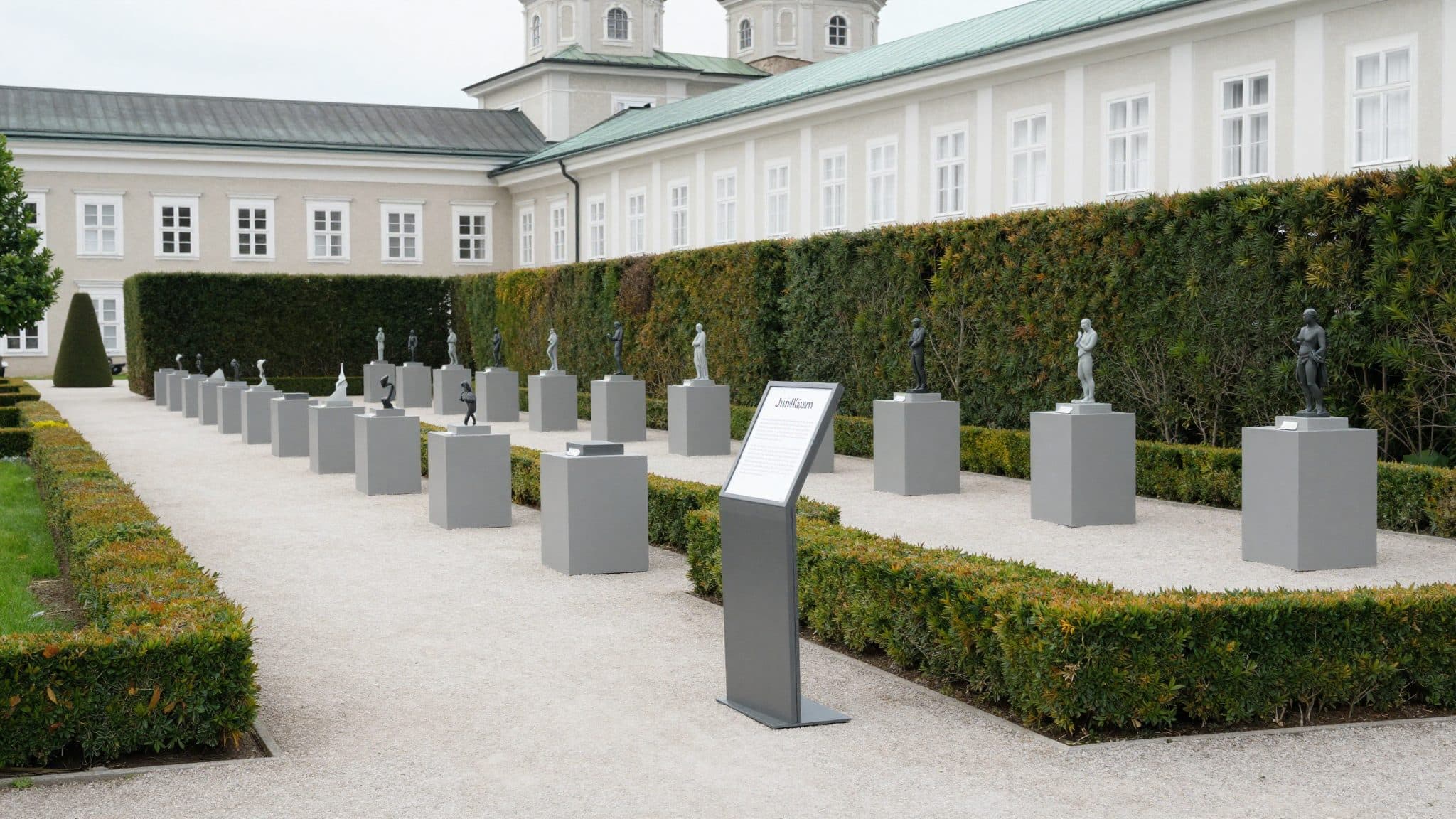 Furto al Mini Mozart: scomparse 210 delle 230 statuine dorate nel Mirabellgarten di Salisburgo