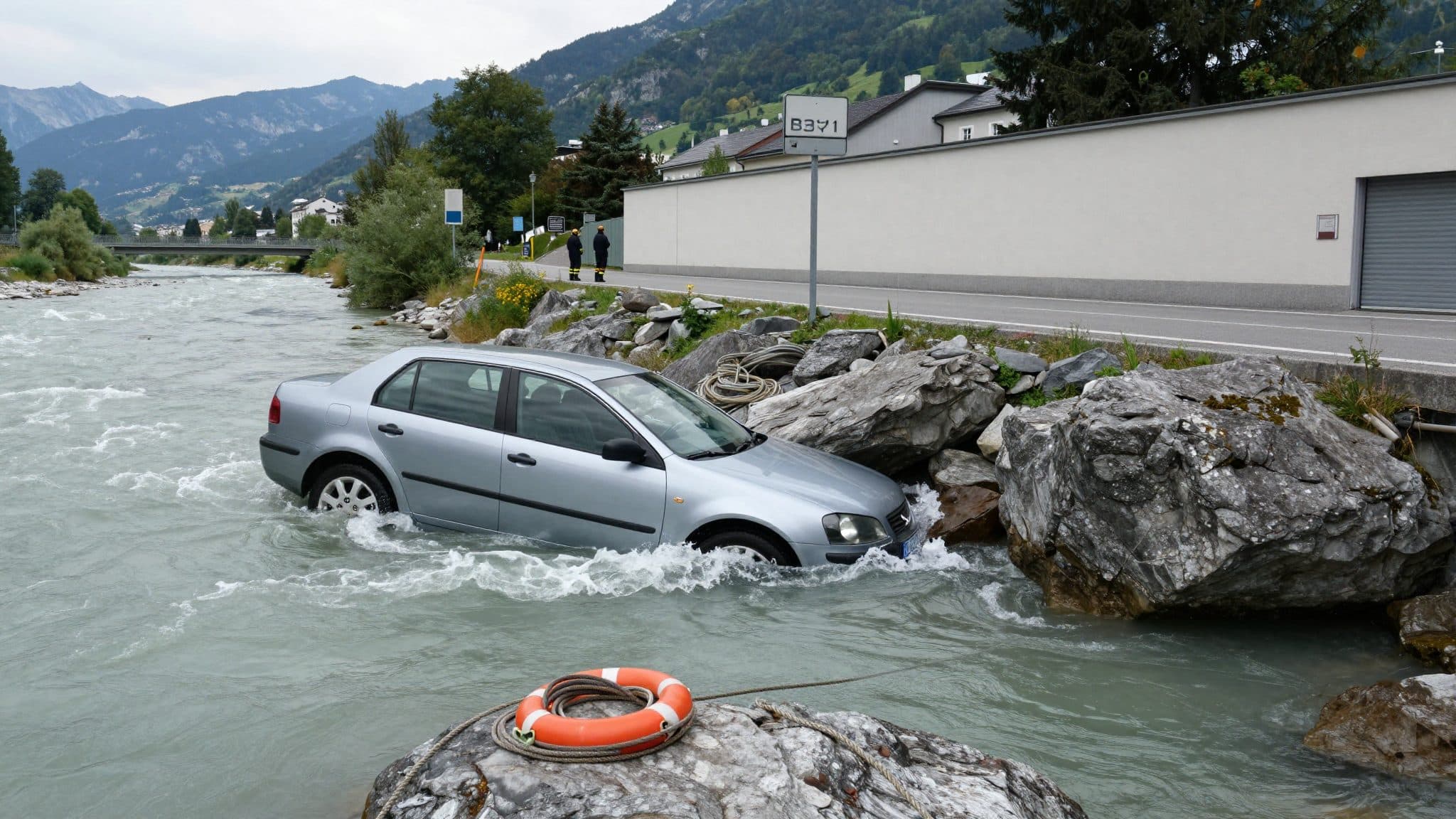 Auto precipita nella Salzach: il conducente si salva da solo dal veicolo che affonda