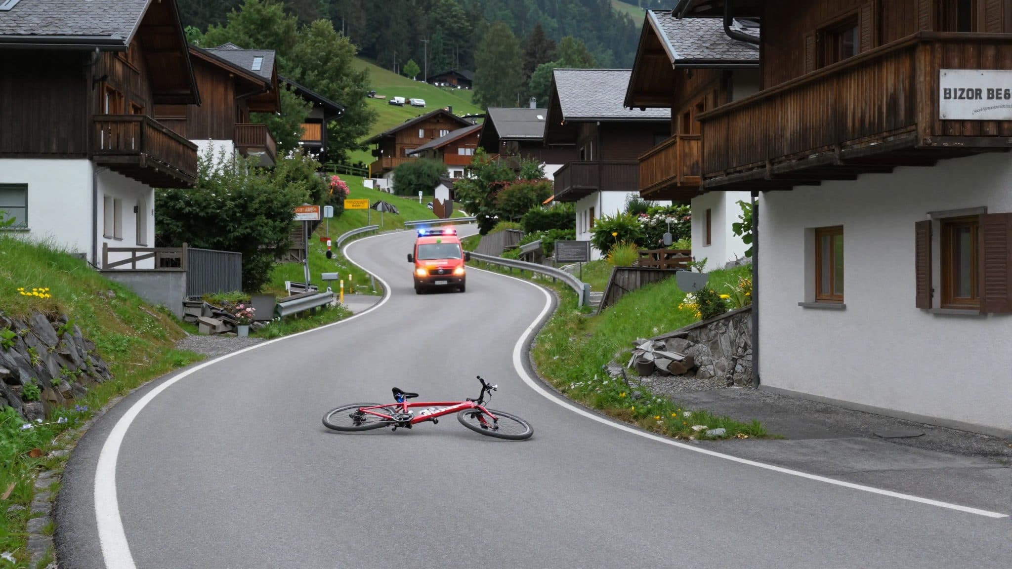 Ciclista su strada cade ferendosi gravemente sulla Höttinger Höll