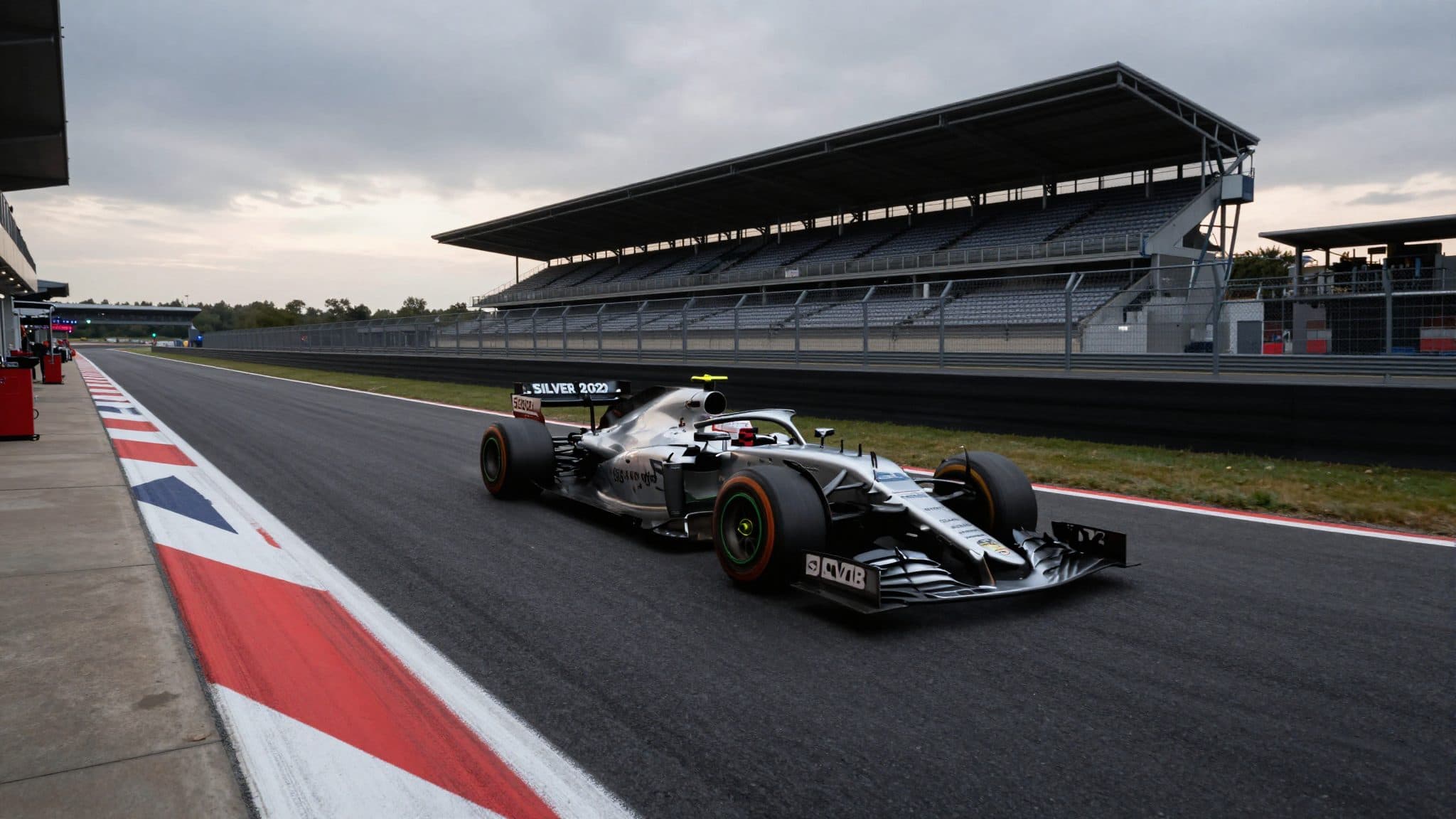 Frecce d'Argento a caccia di record a Silverstone: la gara di casa di Hamilton, il sogno del trattore di Russell e la parata Lego