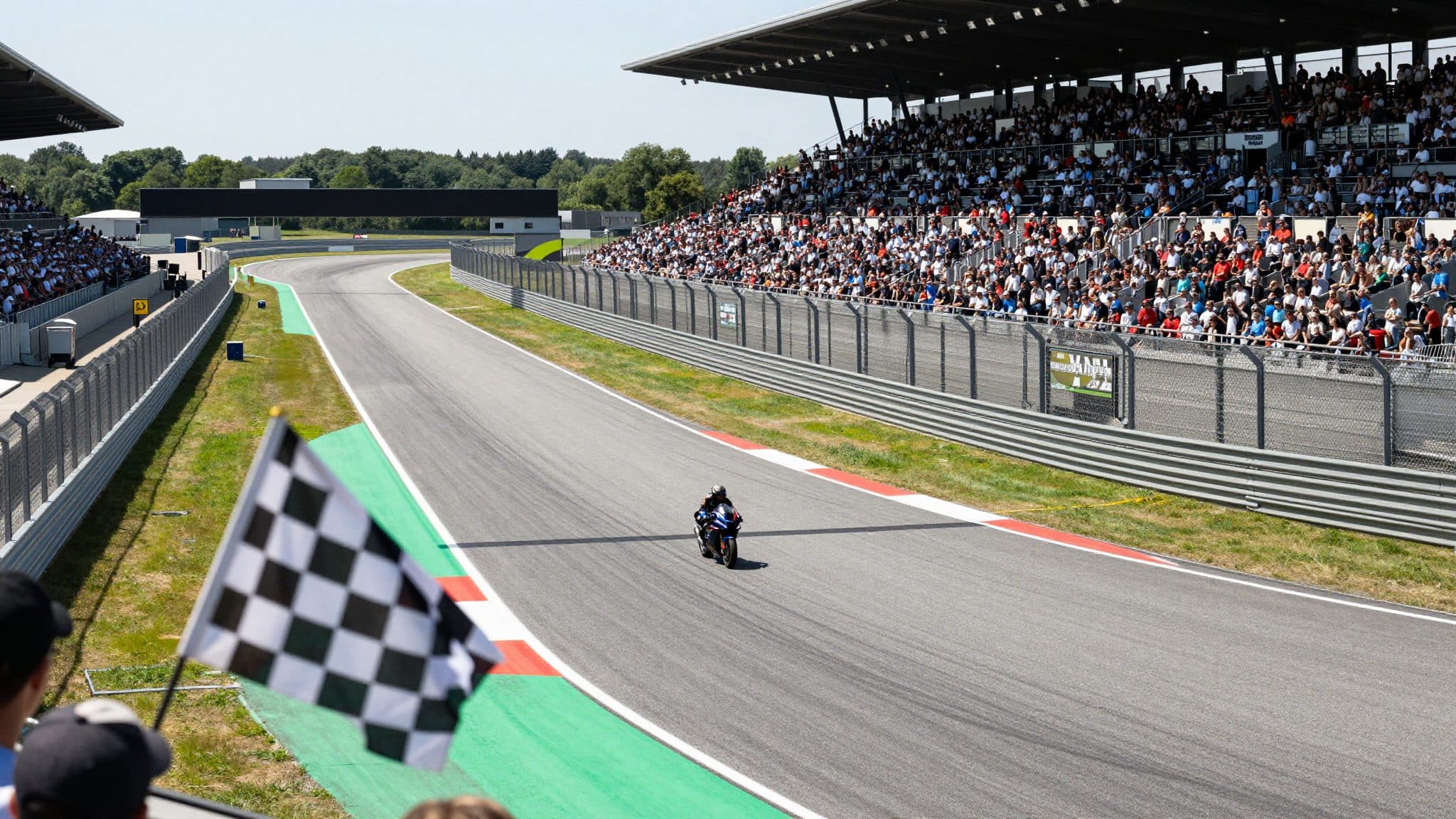 Márquez festeggia la decima vittoria al Sachsenring e pareggia il record di Agostini