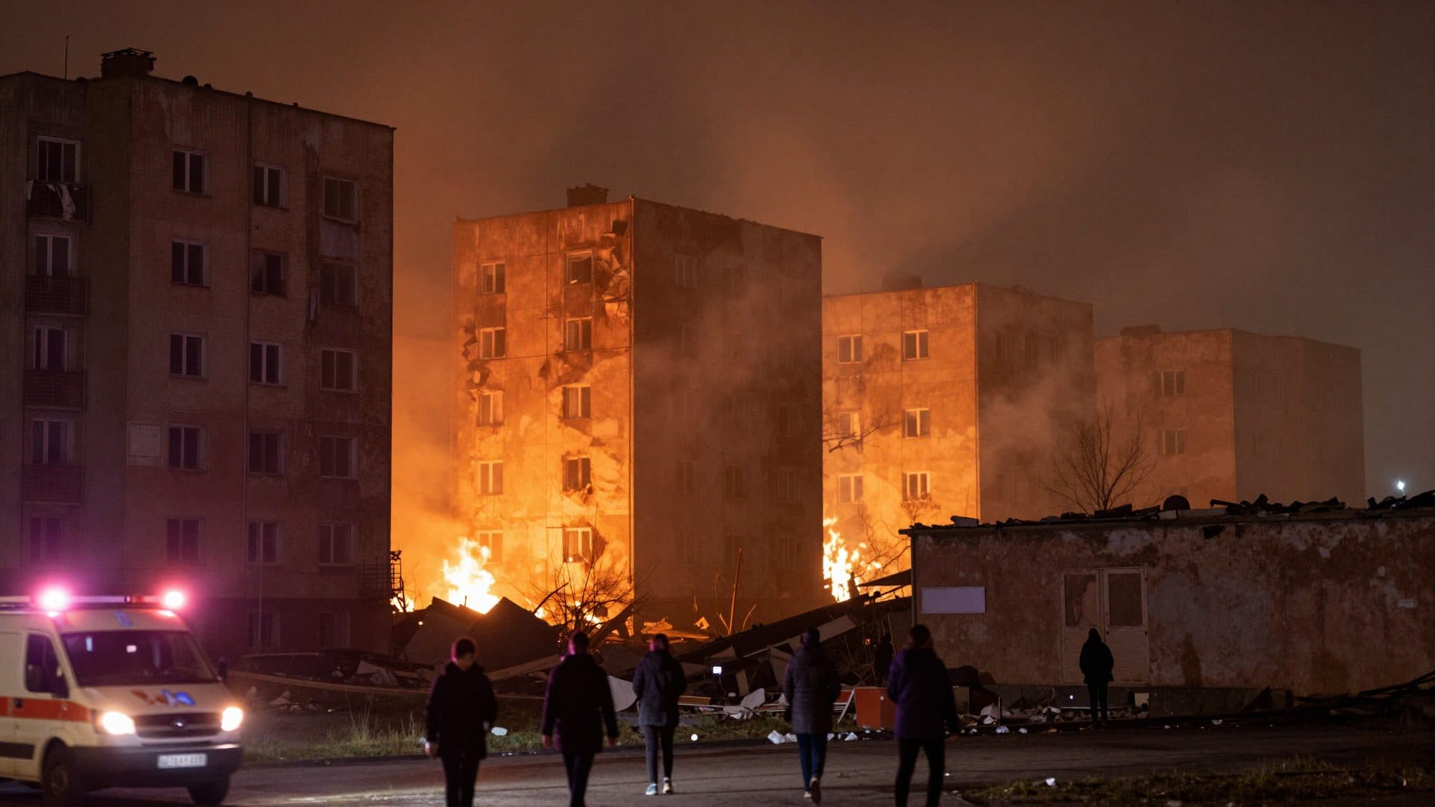 Ondata di attacchi russi su Kiev causa almeno dieci morti prima del vertice NATO