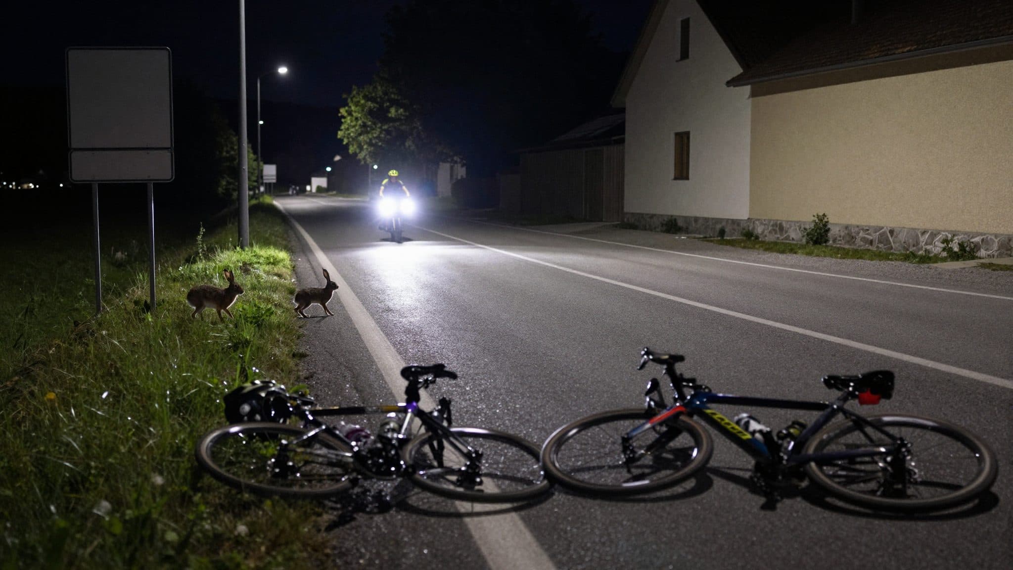 Un coniglio provoca una doppia caduta durante la maratona ciclistica di 24 ore in Alta Austria