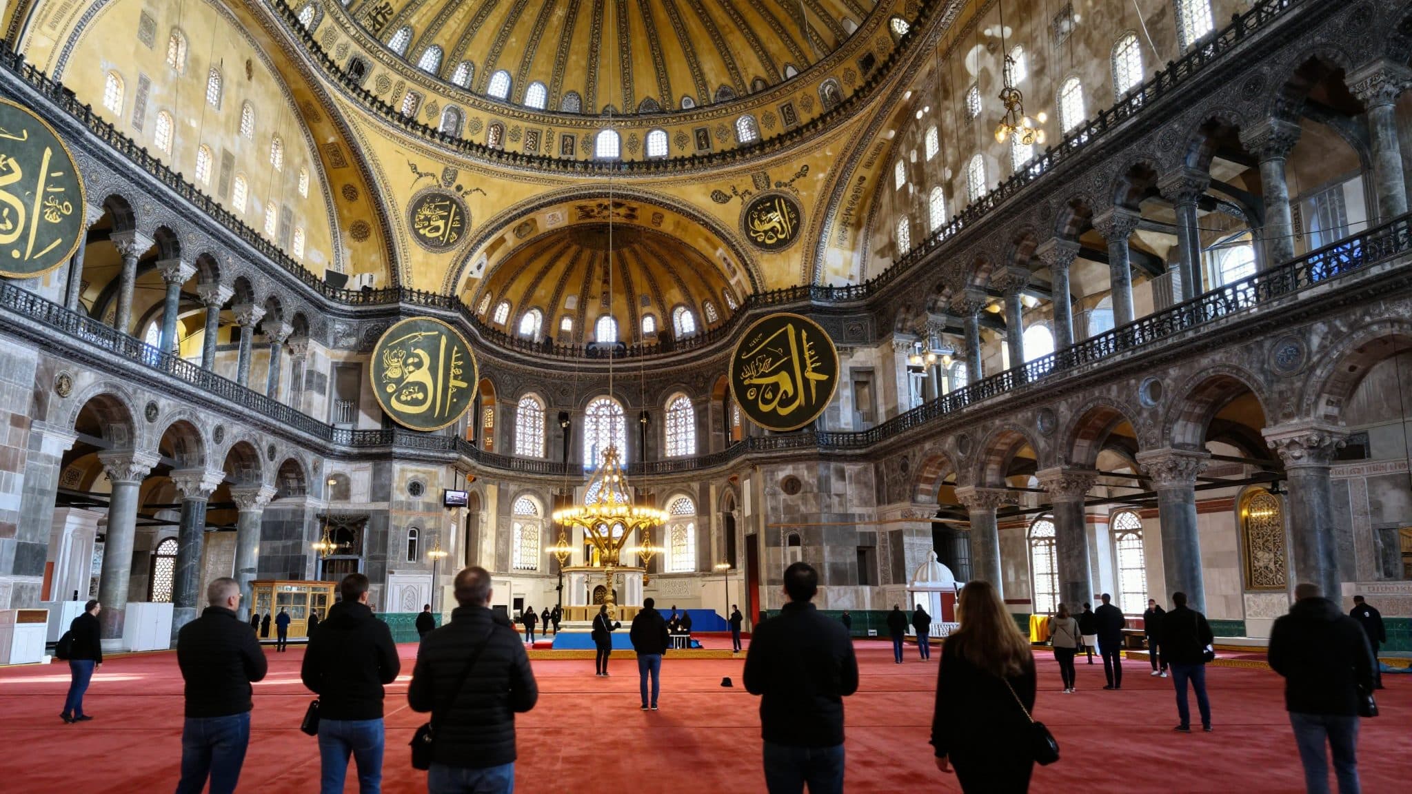 Arresto nella Hagia Sophia: coppia di turisti russi in custodia dopo aver letto la Bibbia