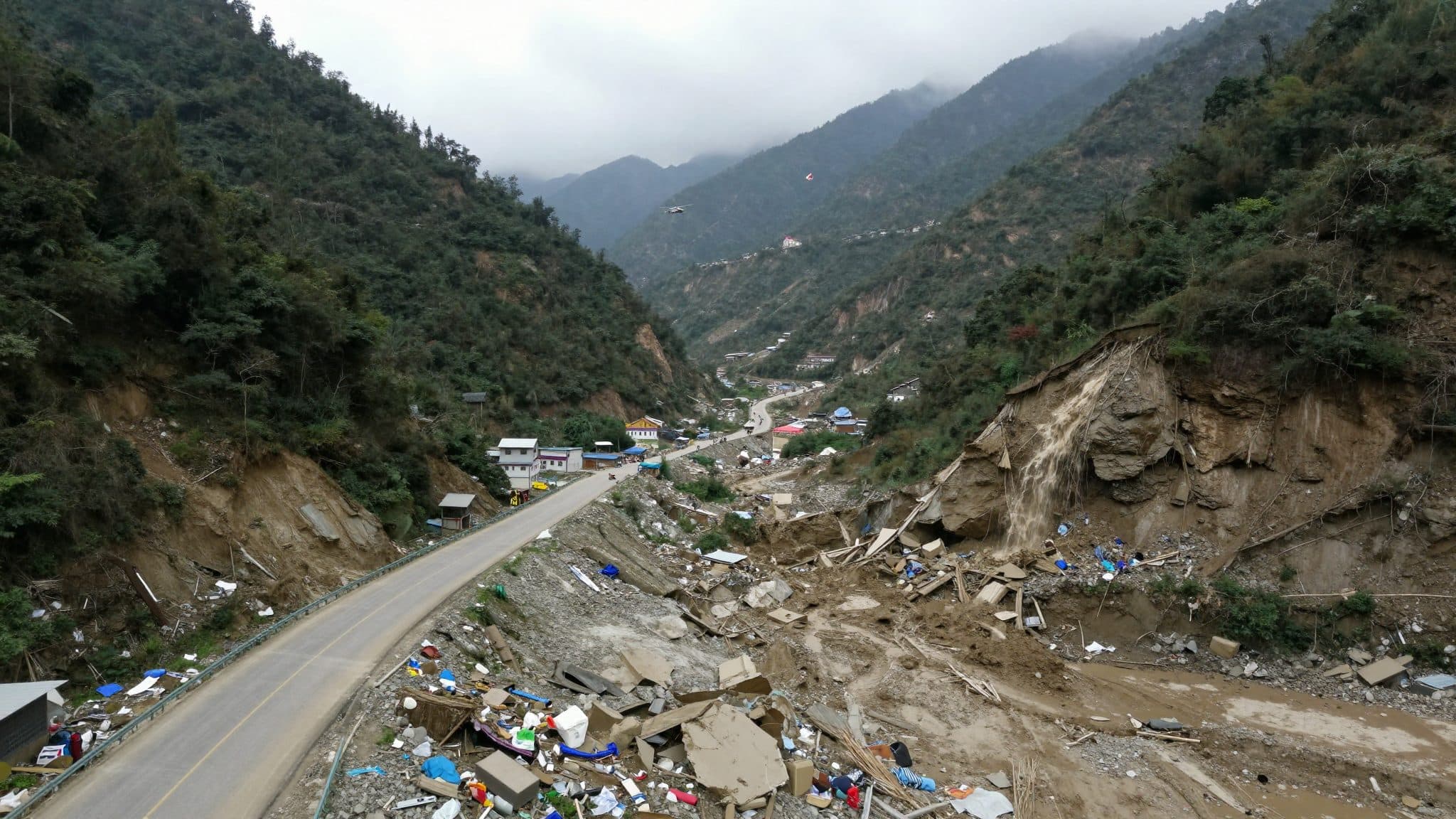 Frana e alluvione improvvisa al confine tra Nepal e Cina: almeno 160 morti e più di 1.000 dispersi