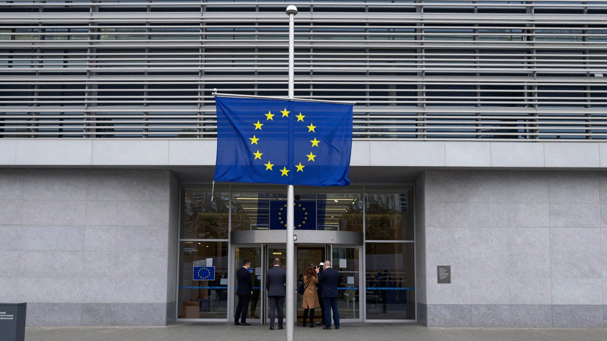La Commissione UE bacchetta Meta per il rischio di dipendenza e minaccia una multa da miliardi