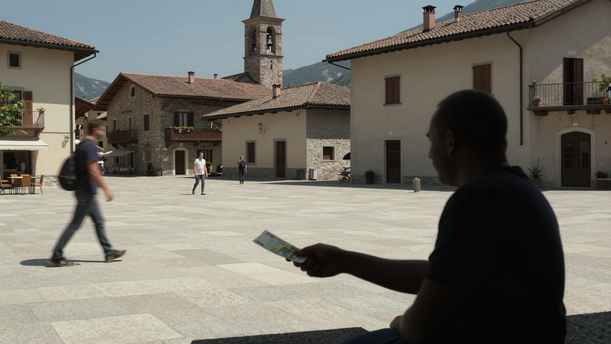 Senzatetto di Belluno distribuisce migliaia di euro ai passanti