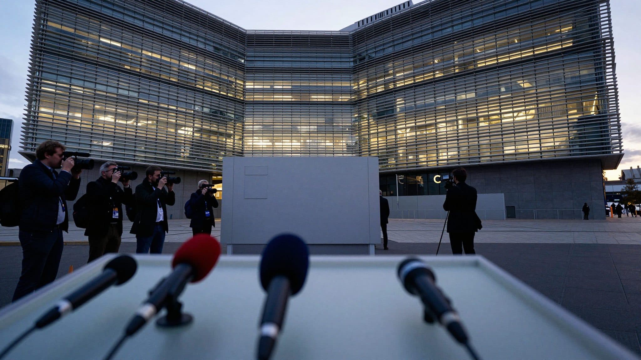 La Commissione UE pensa a congelamento dei beni e blocco dei pagamenti per soffocare i proventi del contrabbando