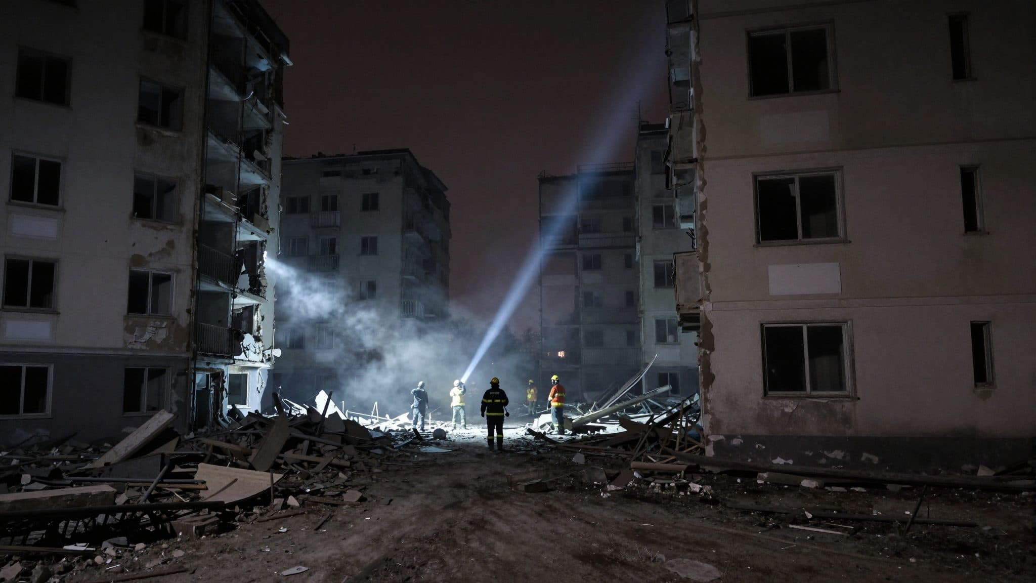 Ondata di attacchi russi sull'Ucraina: Zelenskyj riferisce distruzioni in diverse città