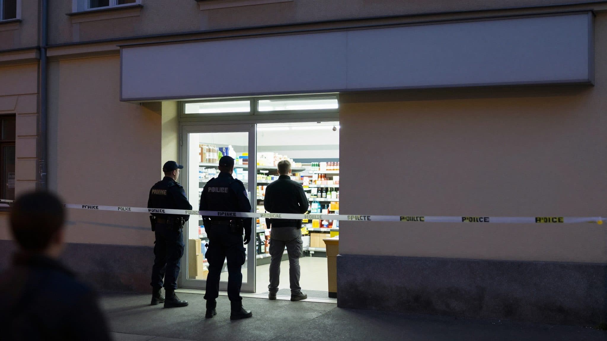 Vienna: uomo sotto indagine per presunta molestia di adolescenti in un supermercato