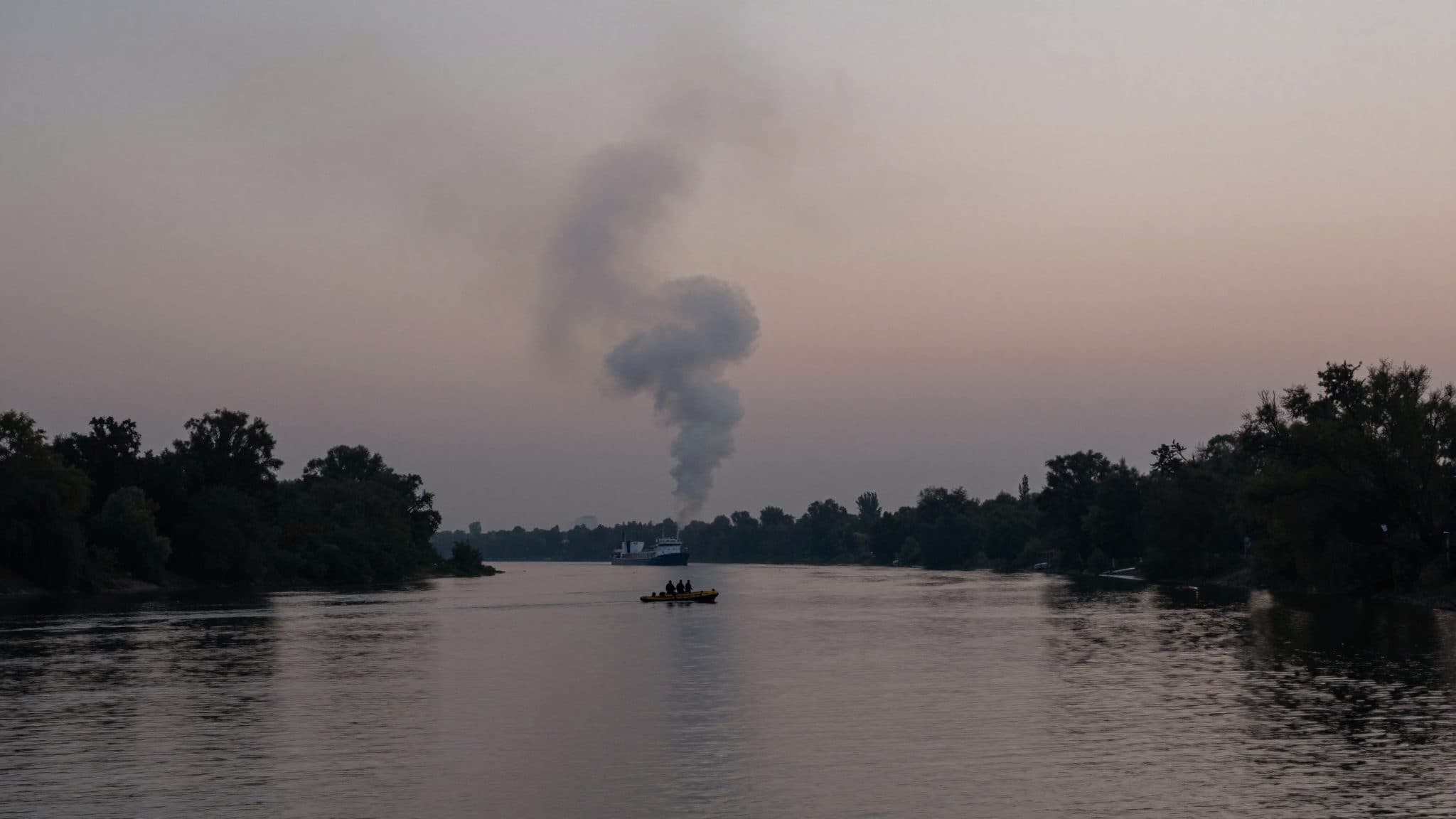 Imbarcazione sportiva in fiamme sul Danubio presso Wallsee
