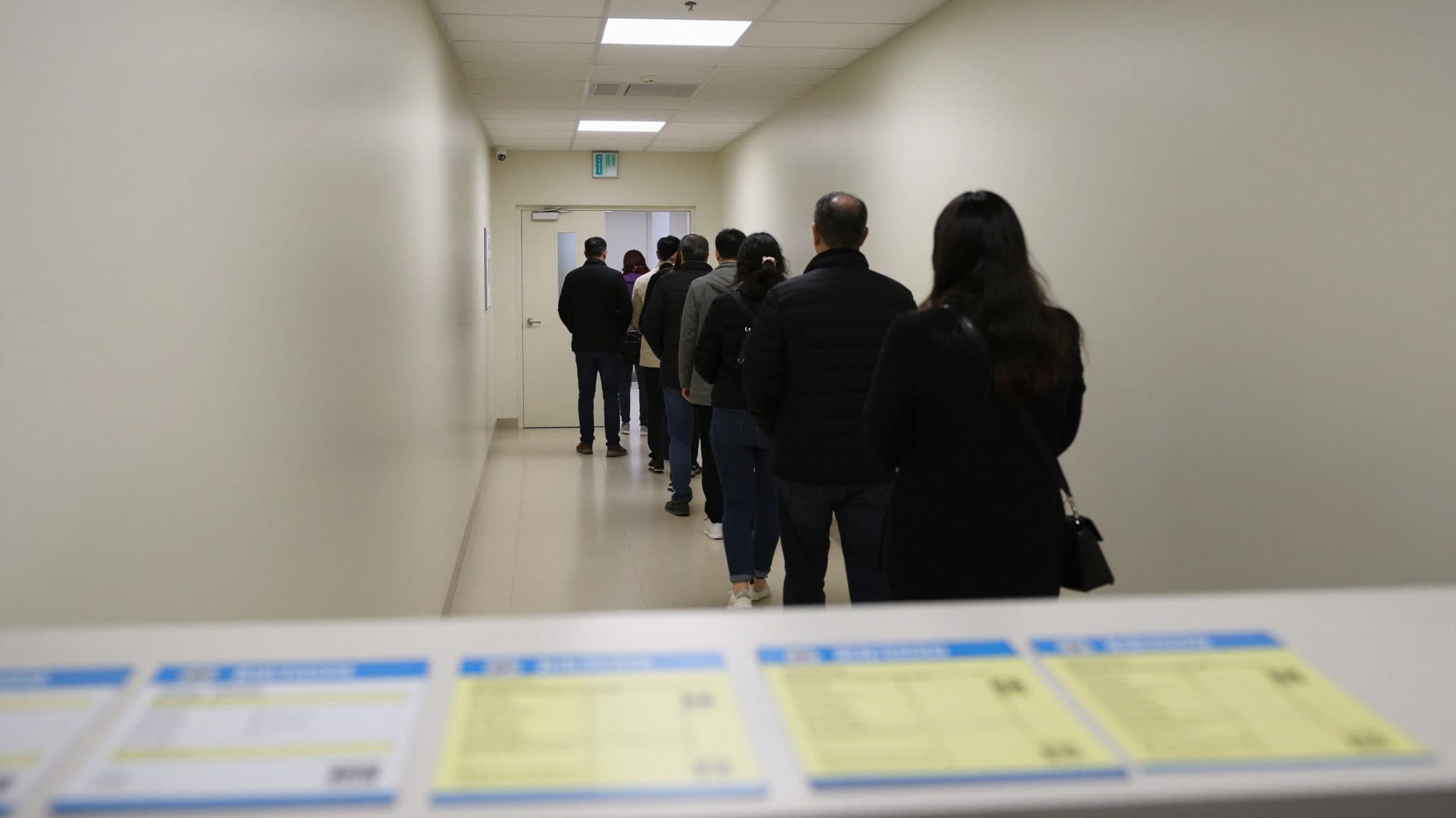 La coalizione si accorda su un inasprimento del certificato di malattia: critiche da medici, sindacati e politici vicini alla SPD