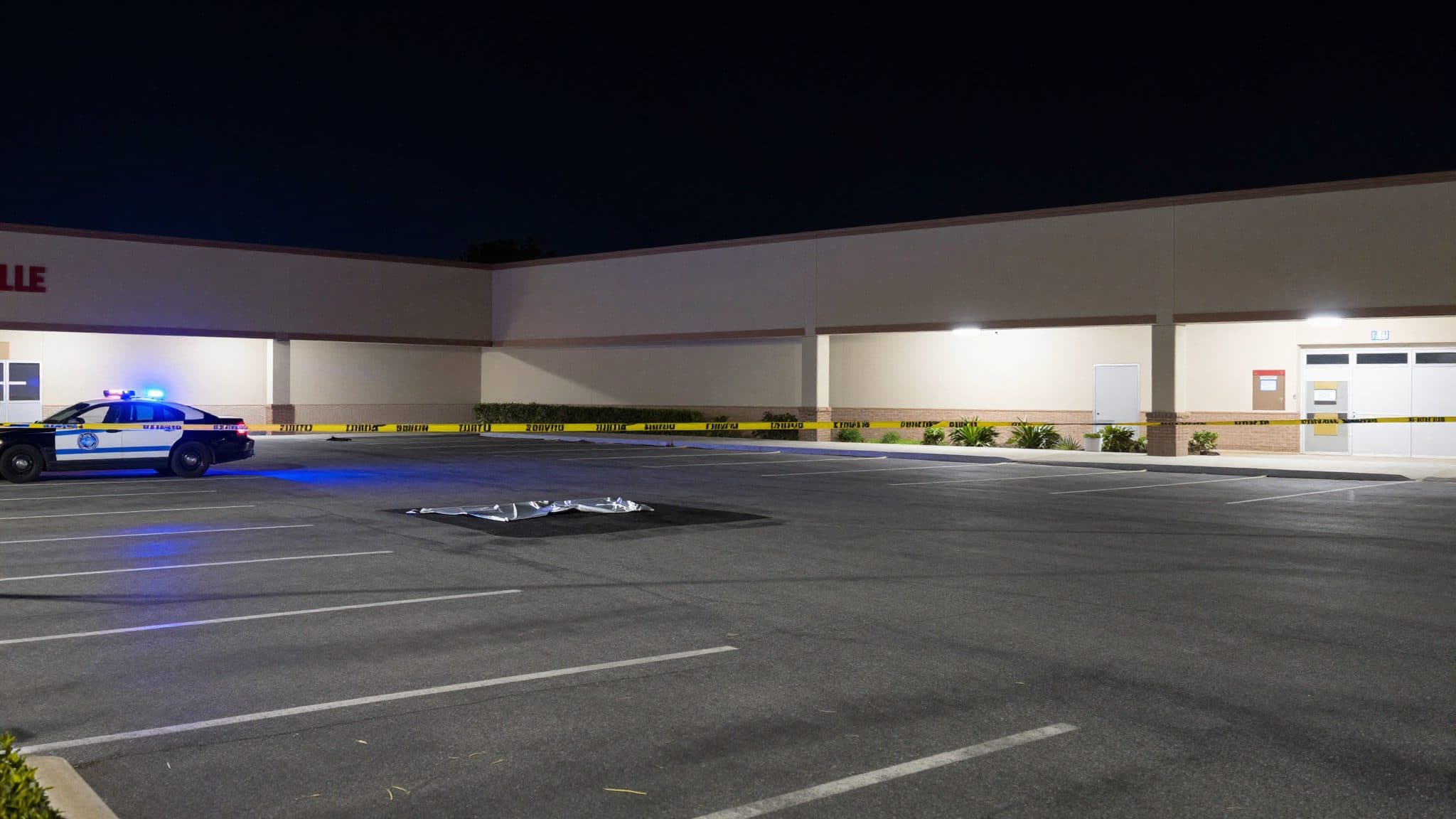 Carsurfing in un parcheggio finisce con ferite gravissime per un 19enne