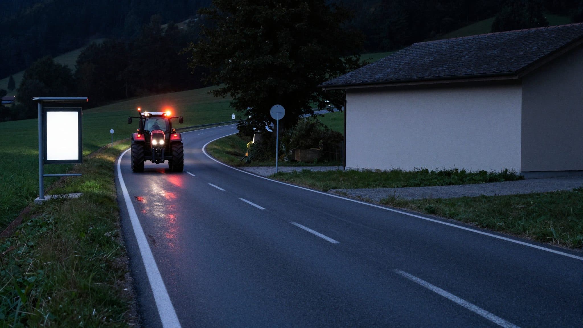 Trattore e auto si scontrano sulla L1075 a Hohenzell – conducente 49enne ferita