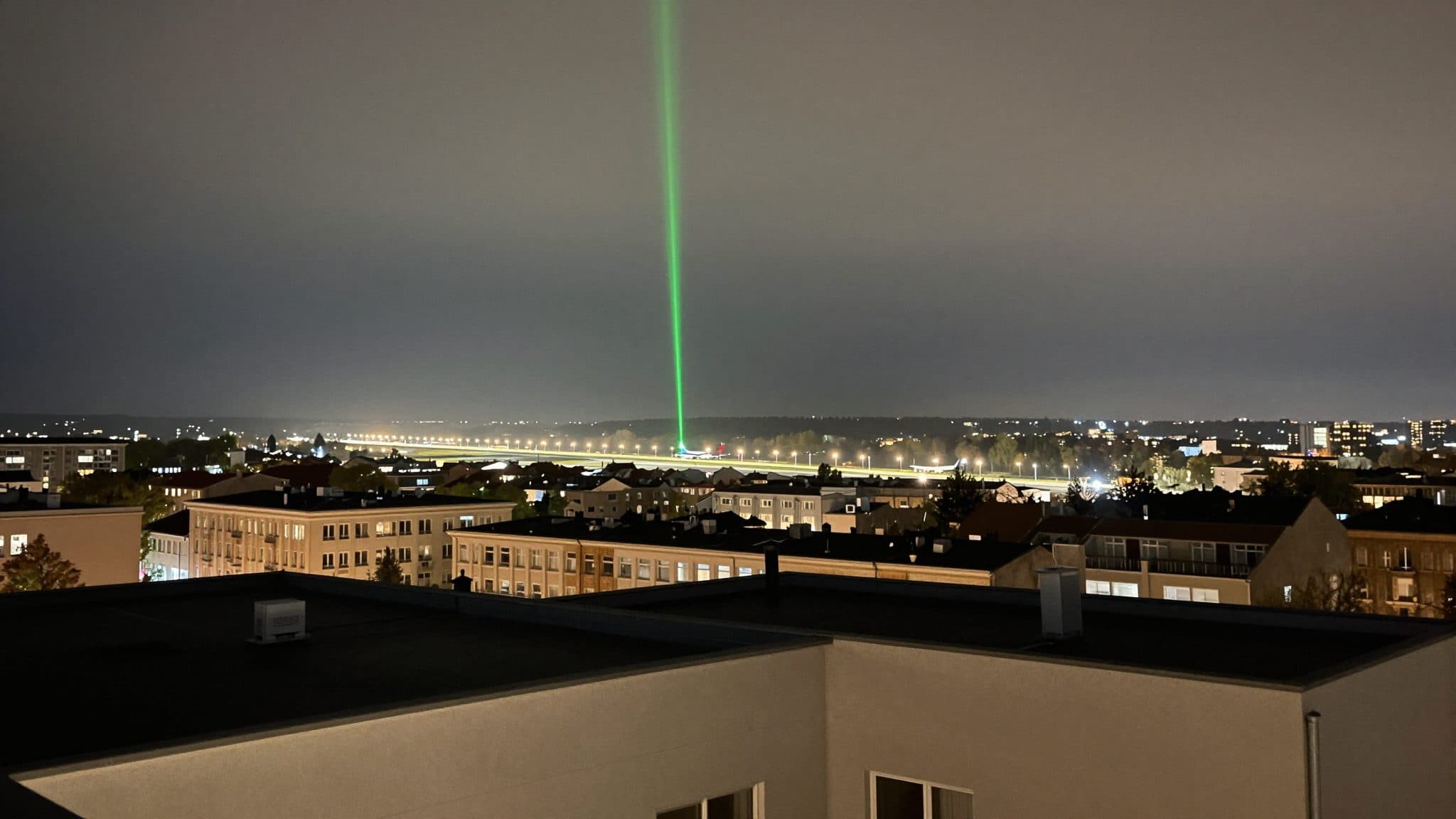 Equipaggio di un aereo in addestramento accecato da un laser all'aeroporto di Graz