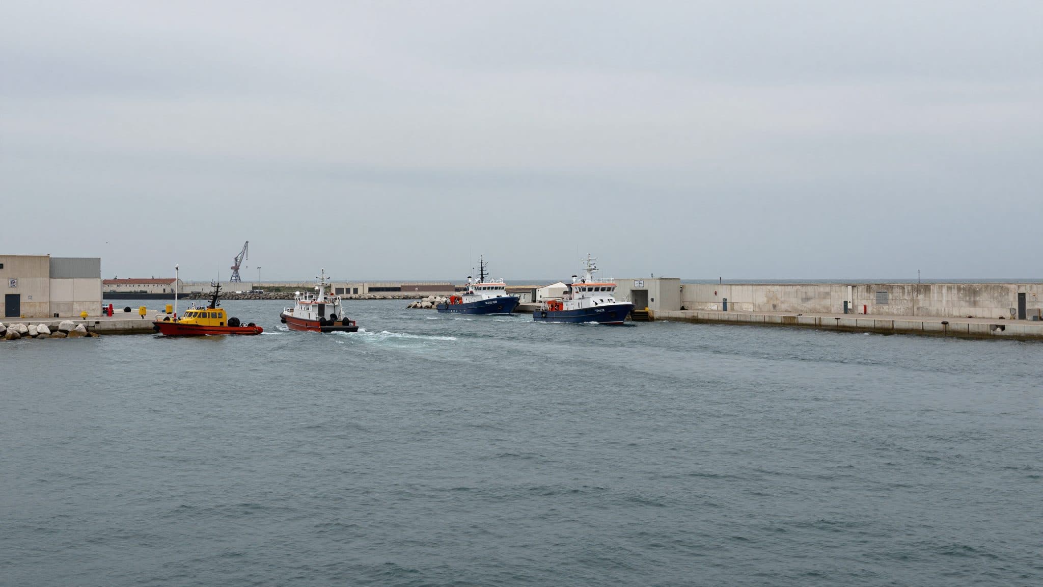 Imbarcazione a motore con dieci austriaci si capovolge davanti a Trieste – operazioni di ricerca in corso