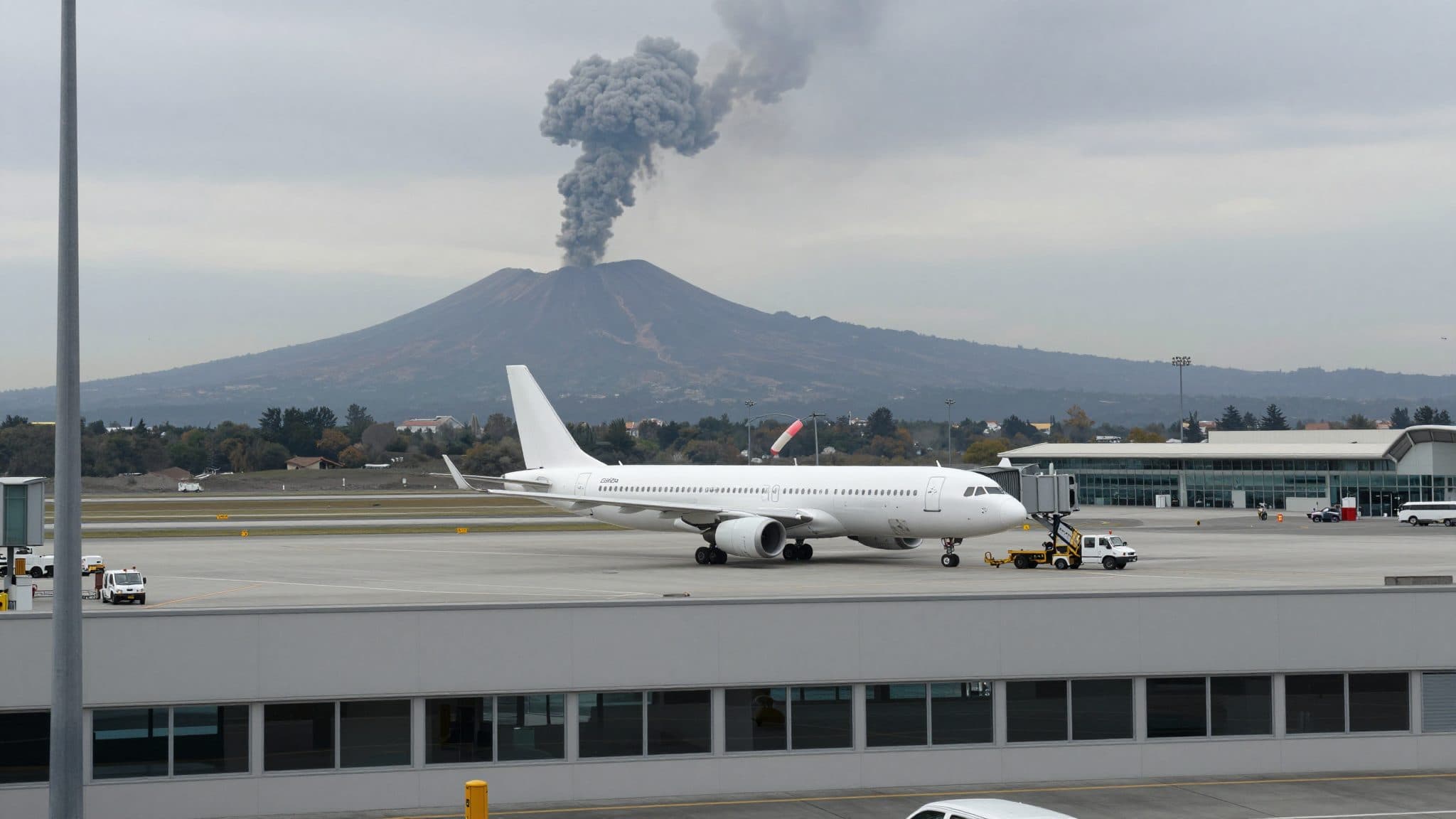 L'Etna paralizza il traffico aereo a Catania – gestori cercano soluzioni con altri aeroporti