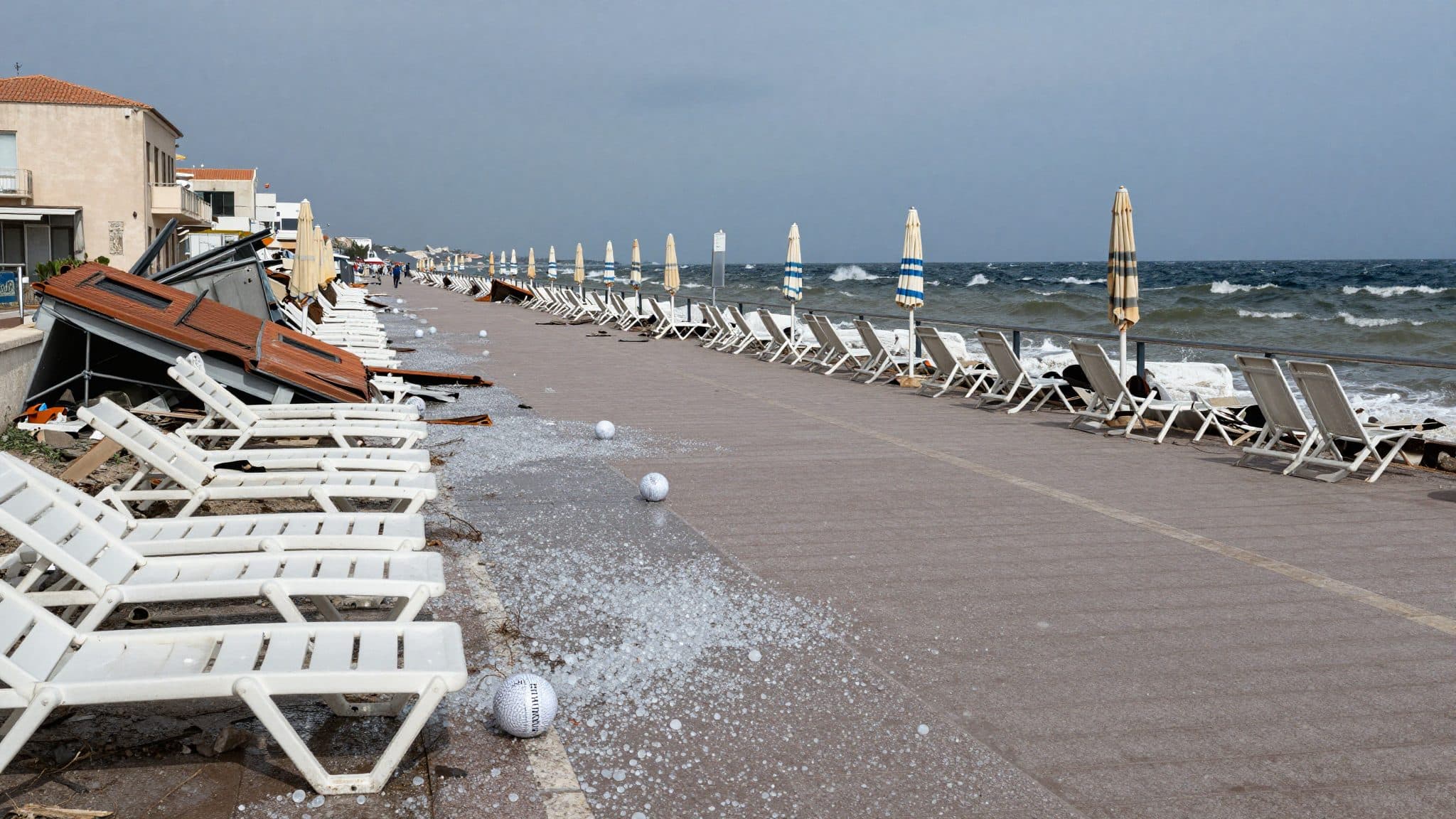 Forti temporali devastano la costa adriatica italiana con tornado e grandine gigante