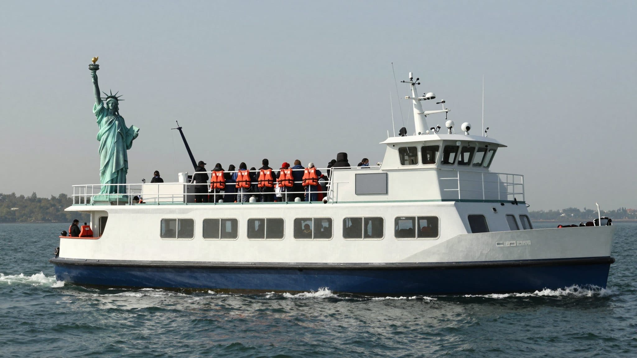 Capitano dell'imbarcazione che si è capovolta nel porto di New York, uccidendo una madre e la sua neonata, trattenuto dall'ICE