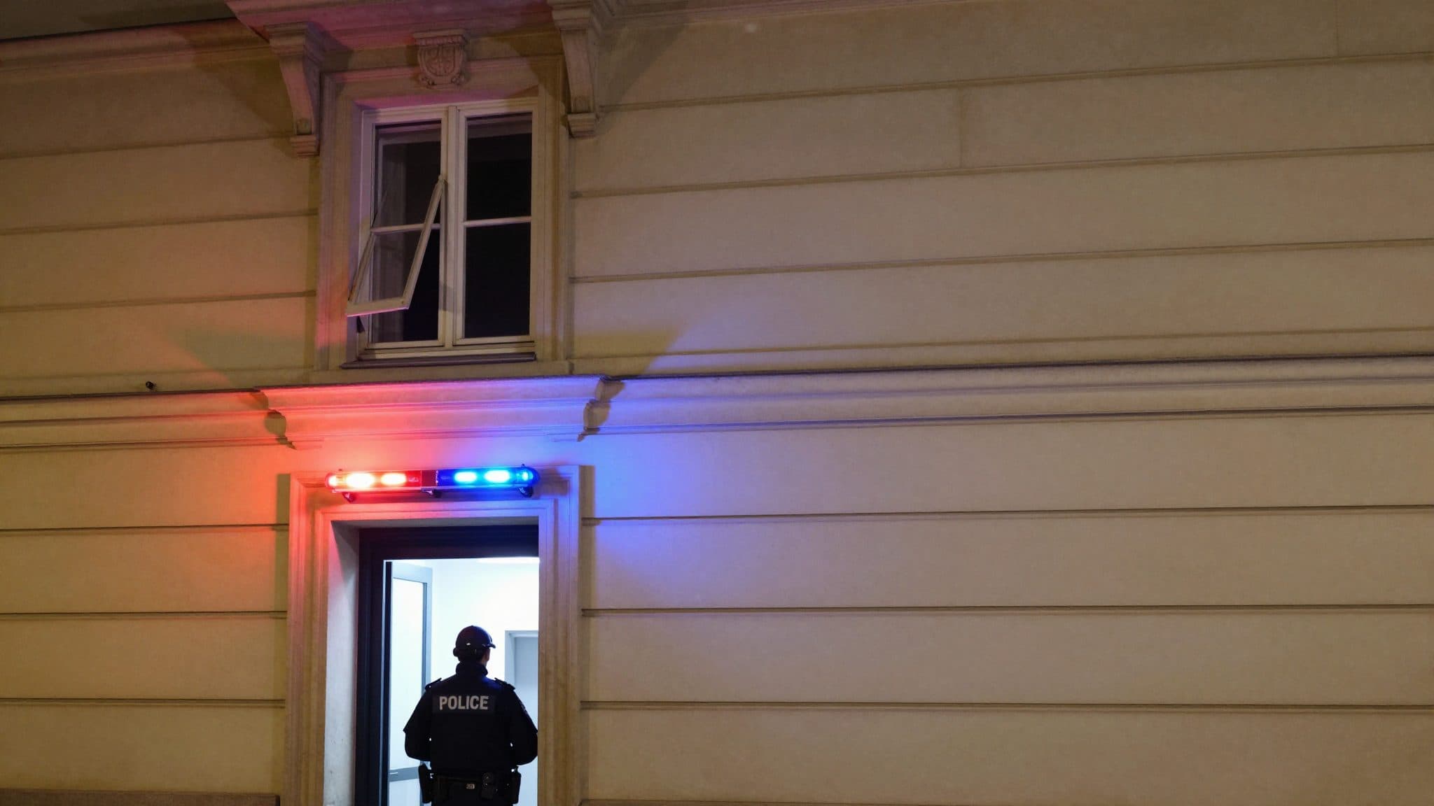 Tentato furto con scasso a Vienna: due presunti ladri sorpresi dal proprietario nel suo letto