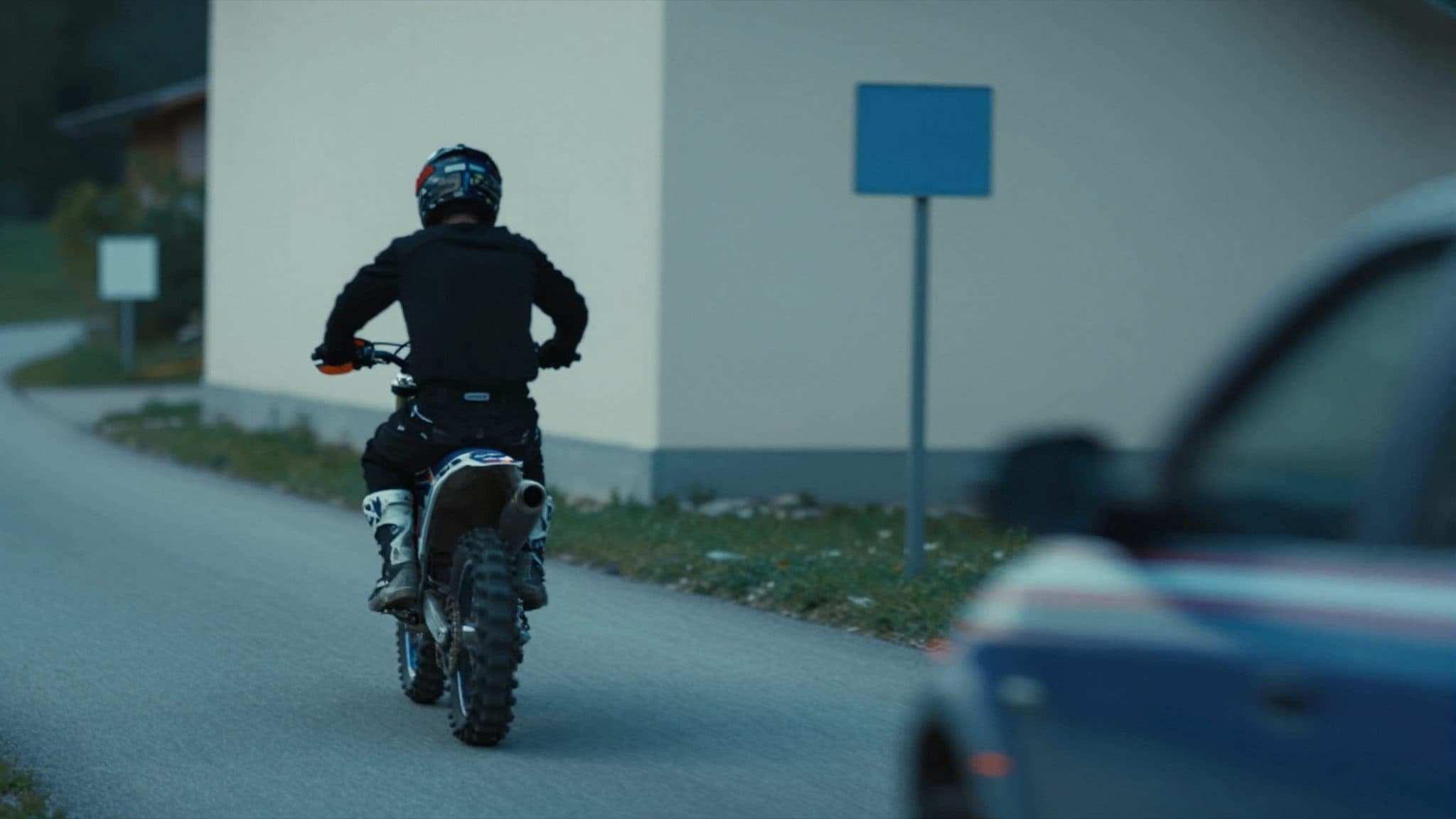 16enne coinvolto in un inseguimento con la polizia su una motocross