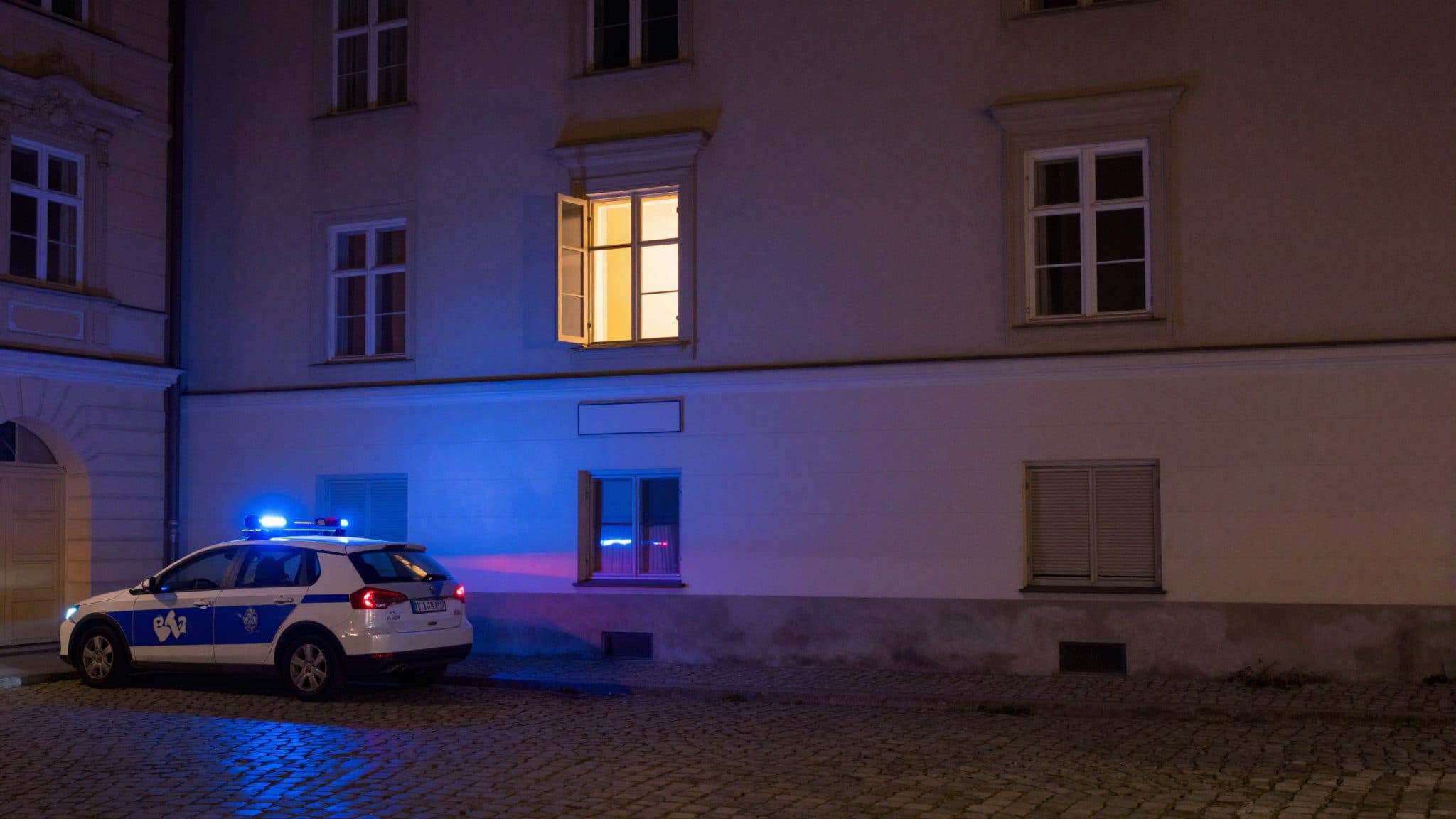 Residenti immobilizzano un ladro in un appartamento di Vienna e lo trattengono fino all'arrivo della polizia