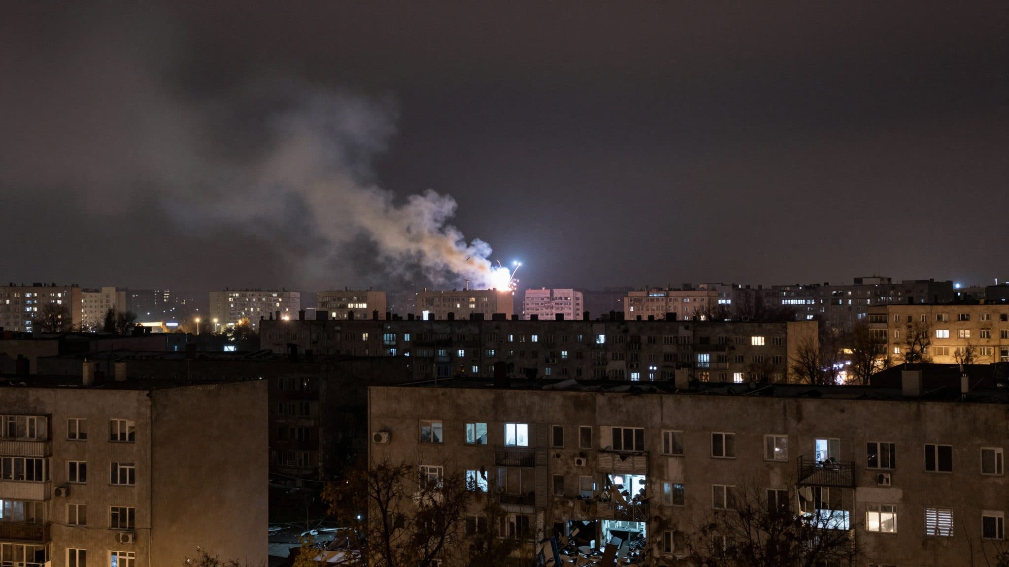 La Russia colpisce Kiev con decine di missili balistici – almeno un morto