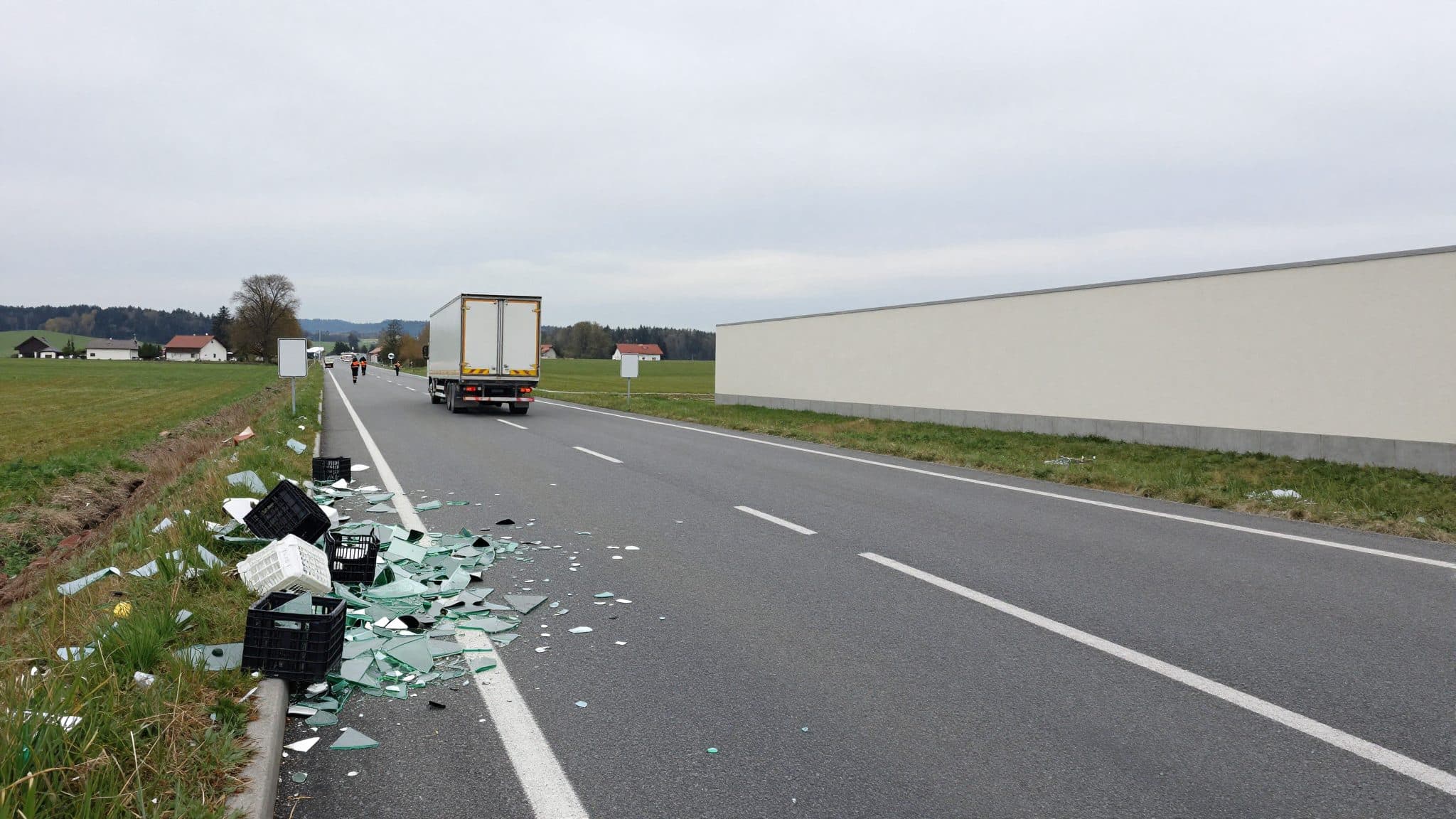 Camion perde decine di casse di birra su una strada federale in Stiria
