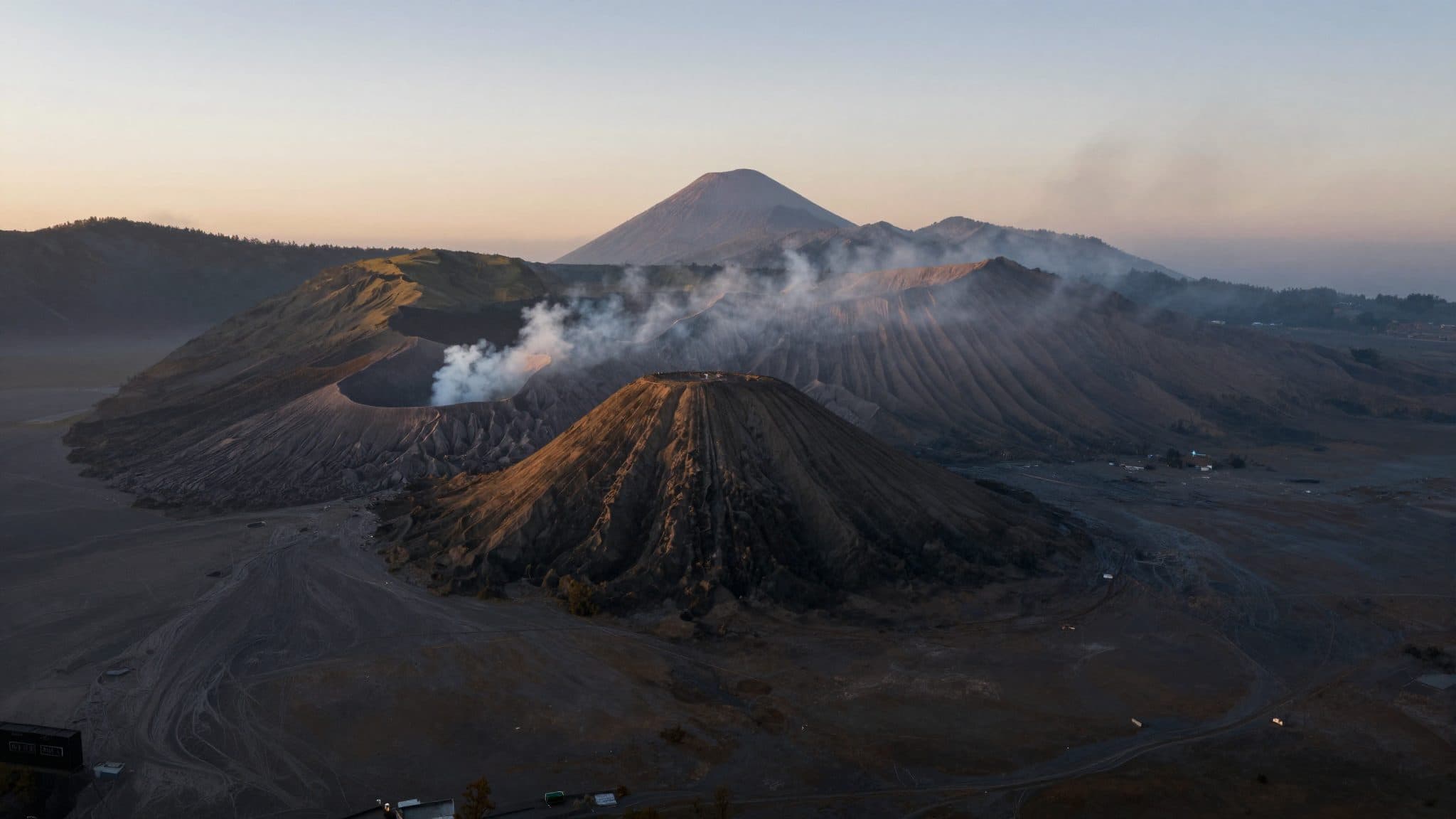 Incendio sul Monte Bromo circoscritto, ma nuovi focolai divampano mentre l'Indonesia affronta una stagione secca insolita