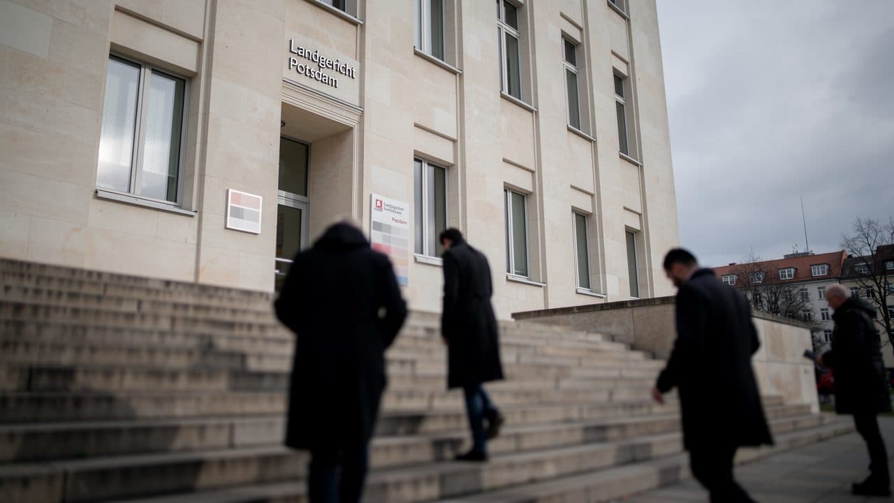 Processo al Tribunale distrettuale di Potsdam: medico 77enne accusato di omicidio volontario per la morte di una donna intenzionata al suicidio