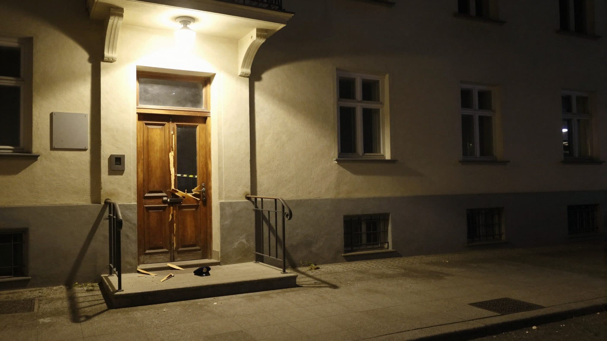 Ubriaco sfonda la porta di un appartamento a Vienna-Ottakring e minaccia l'ex compagna
