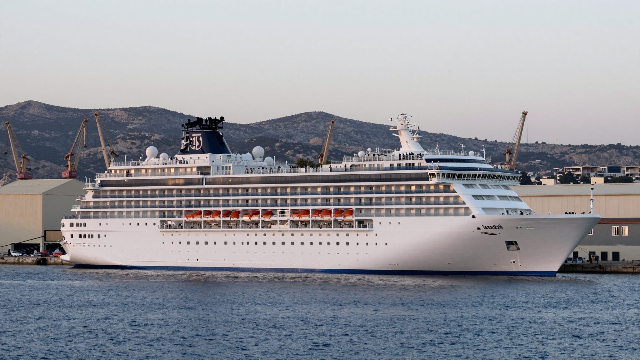 La nave da crociera „Scarlet Lady“ attracca a Creta dopo il rifiuto di Turchia ed Egitto