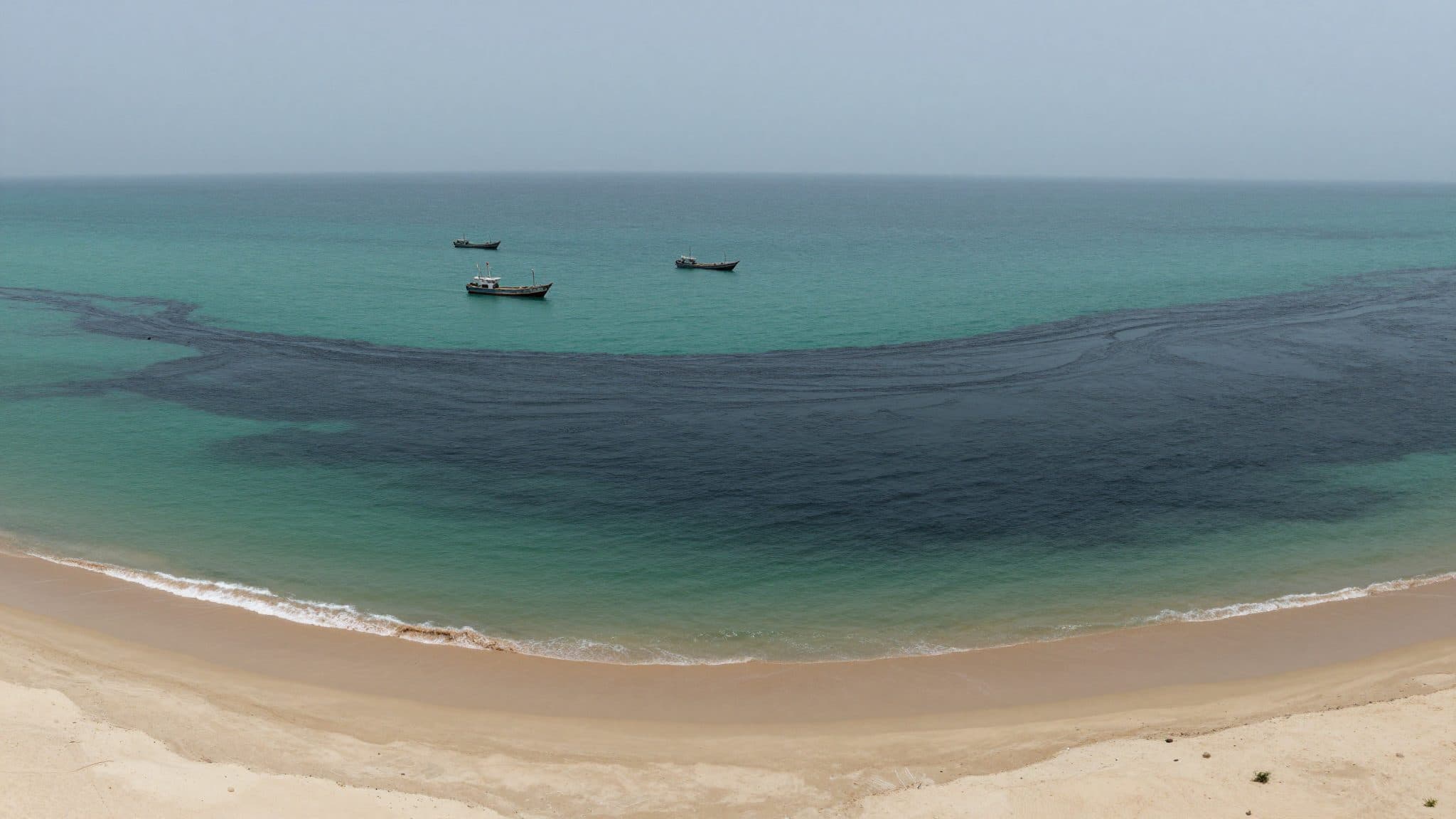 Immagini satellitari mostrano una crescente fuoriuscita di petrolio da una petroliera al largo delle coste dell'Oman
