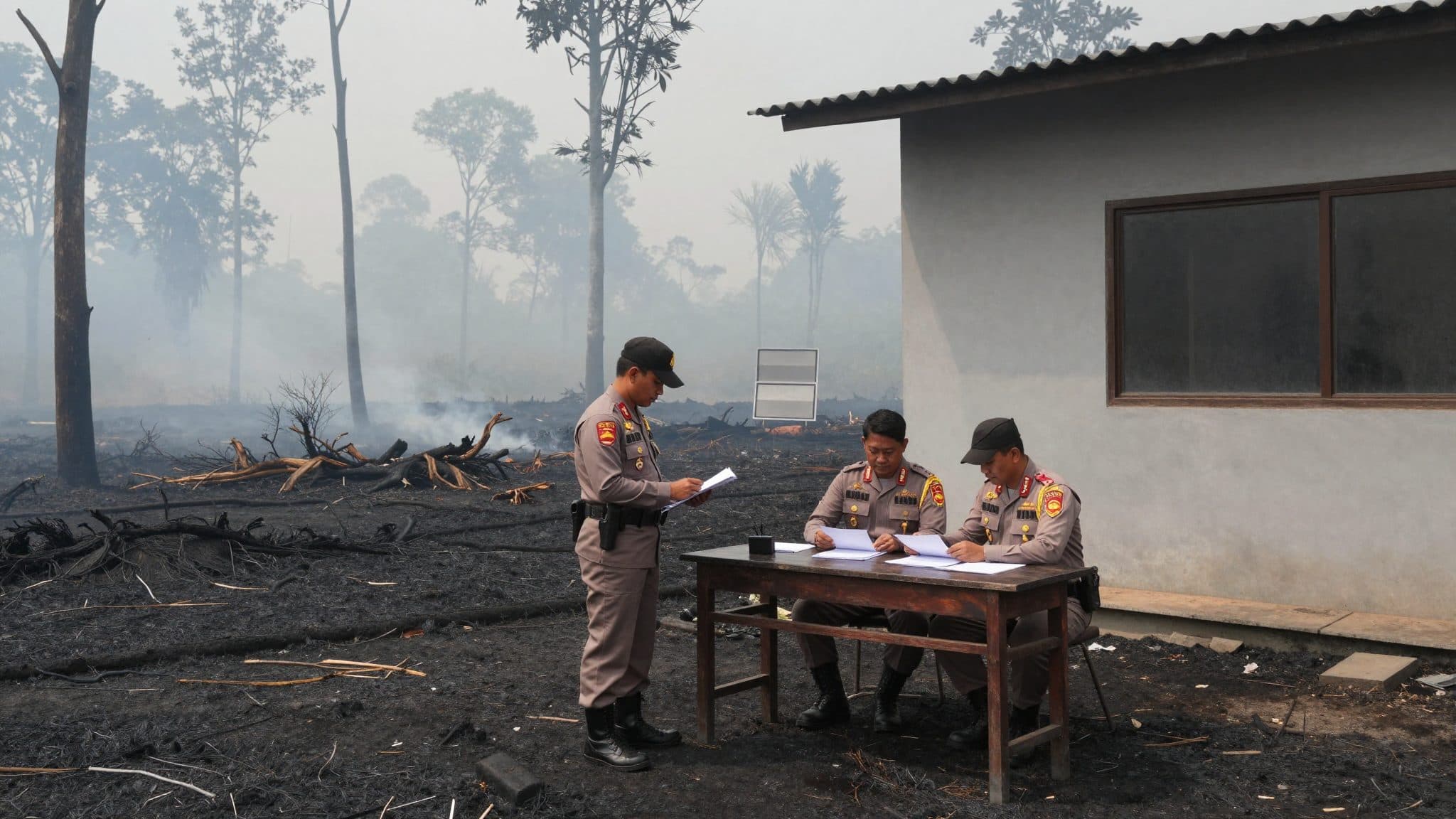 Indonesia, 72 arresti per gli incendi boschivi che avvolgono Sumatra e Borneo nella foschia