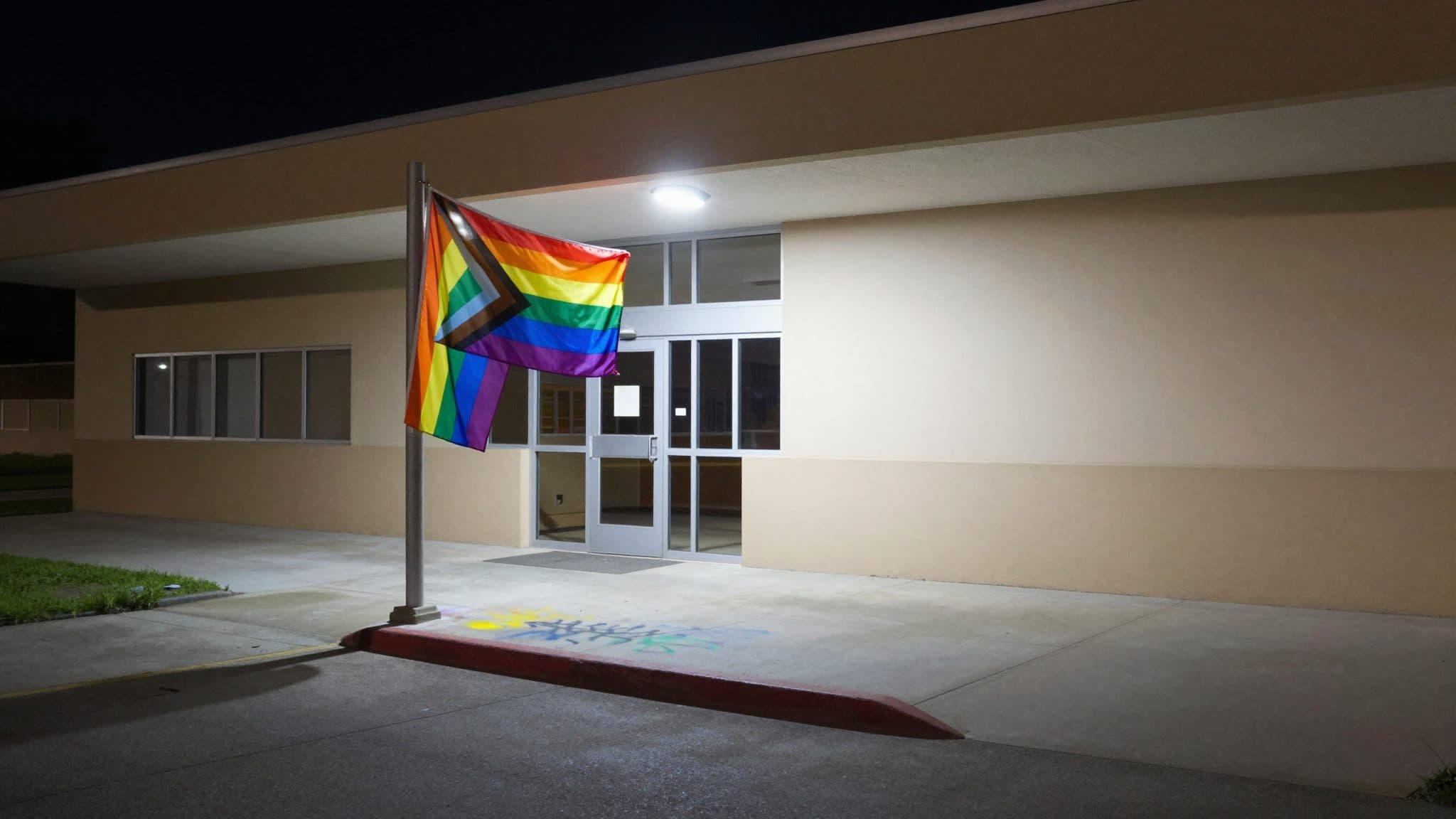 La polizia indaga dopo due incidenti al BRG Horn: 50.000 euro di danni e scritte omofobe contro la comunità LGBTQ