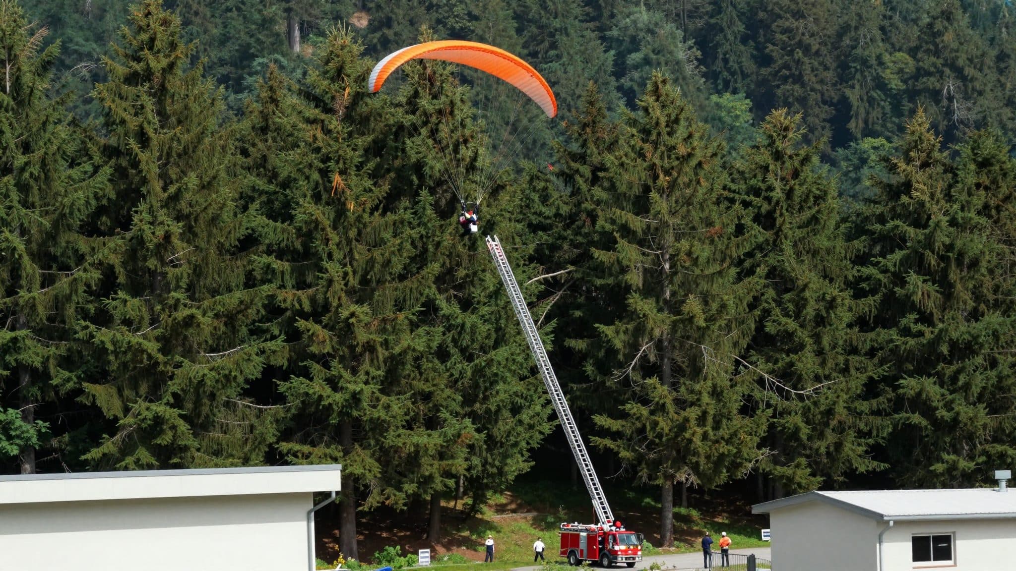 Parapendista olandese resta appeso alla chioma di un albero sul Gaisberg