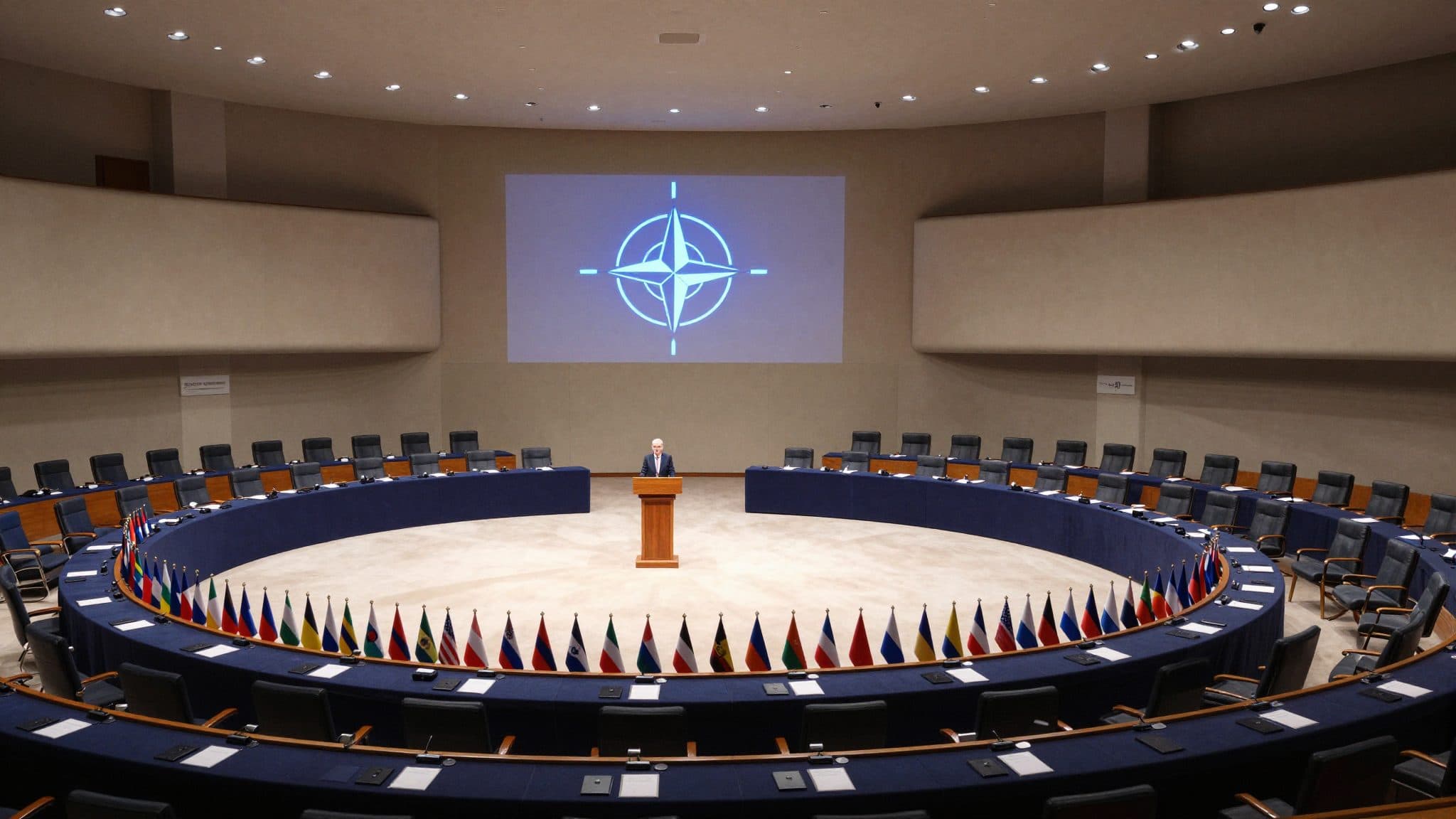 Vertice NATO ad Ankara: Trump oscilla tra minacce, gaffe e dichiarazioni d'amore