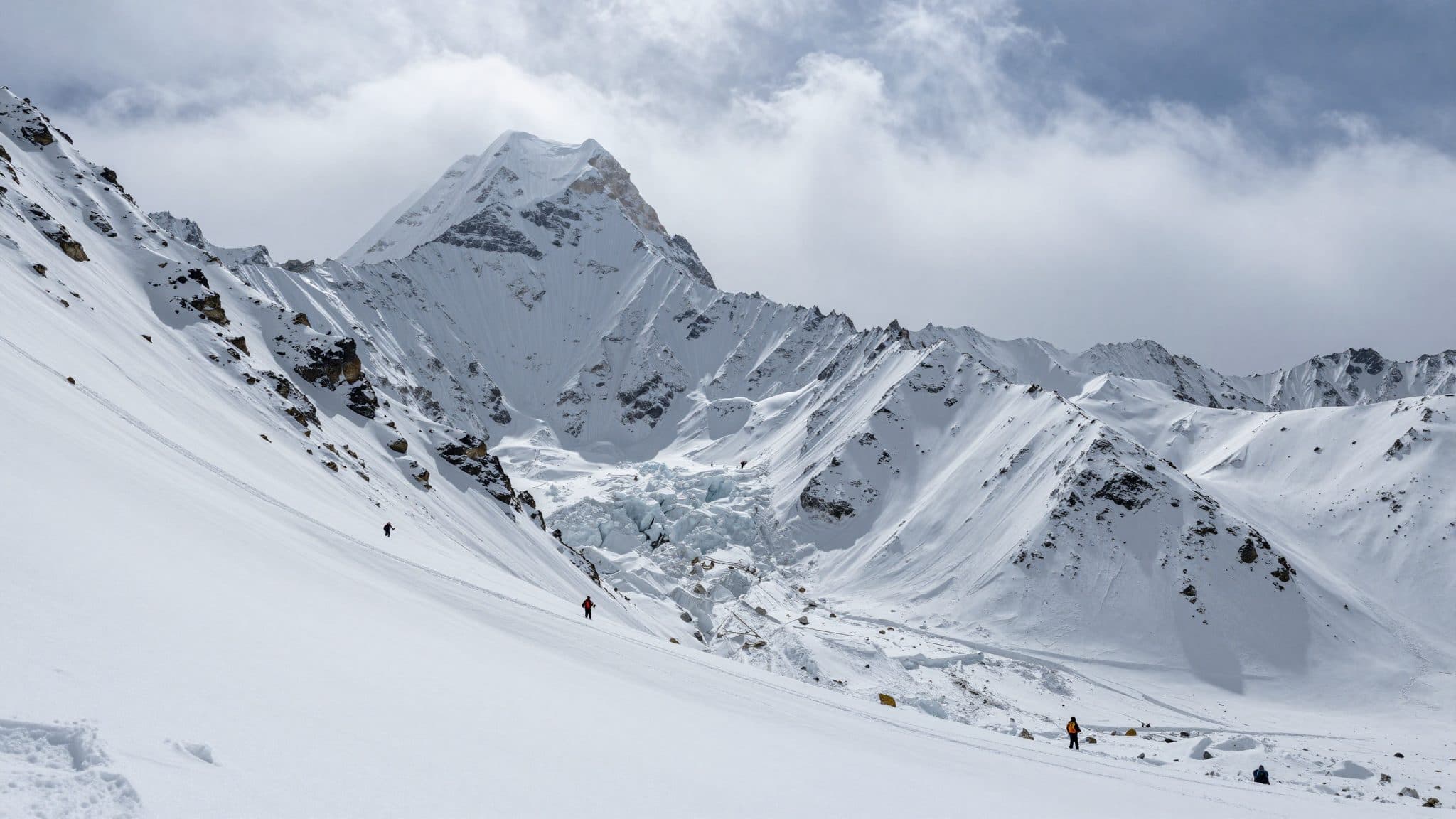 Recuperati i corpi di un alpinista tedesco e di altri quattro uomini dopo una valanga sullo Yalung Ri in Nepal