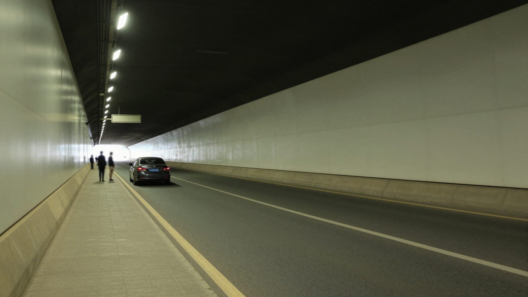 Ubriaco al volante sfreccia a 190 km/h nel tunnel di Götschka sulla S10