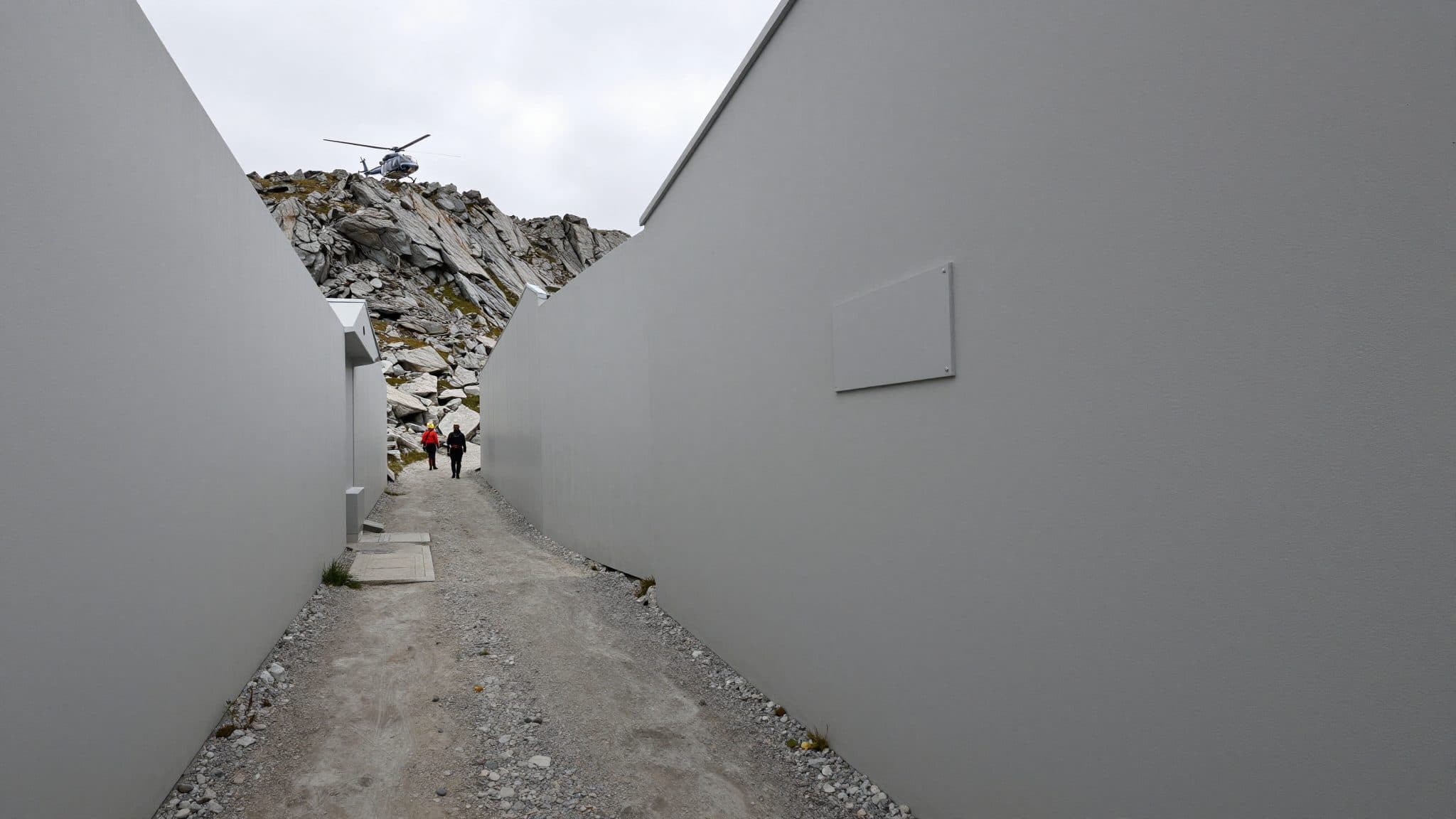 Uno stambecco carica un'escursionista di 26 anni sulle Alpi del Trentino e la fa precipitare per 20 metri