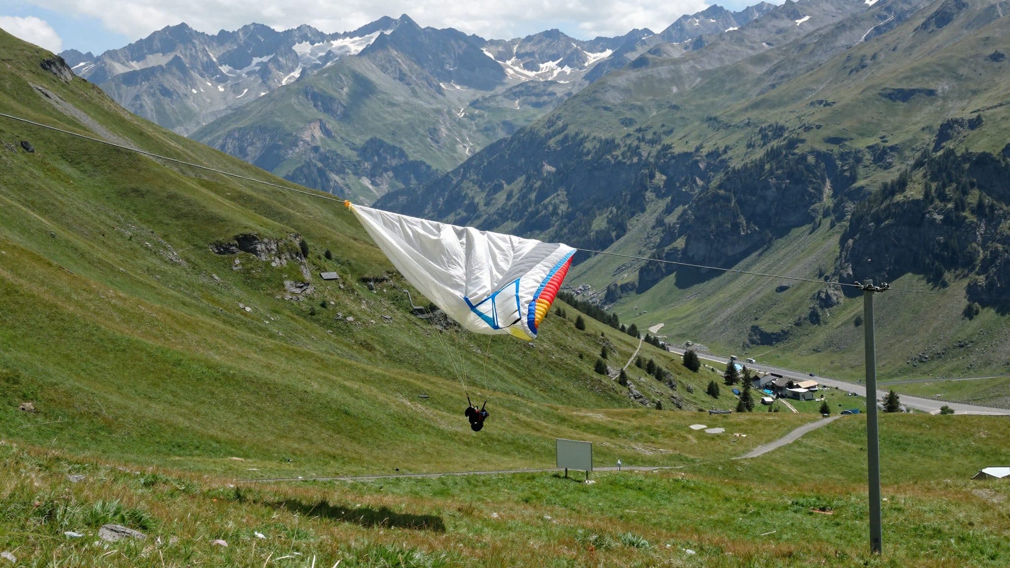 Parapendista si schianta contro una linea elettrica nel distretto di Spittal an der Drau e resta illeso