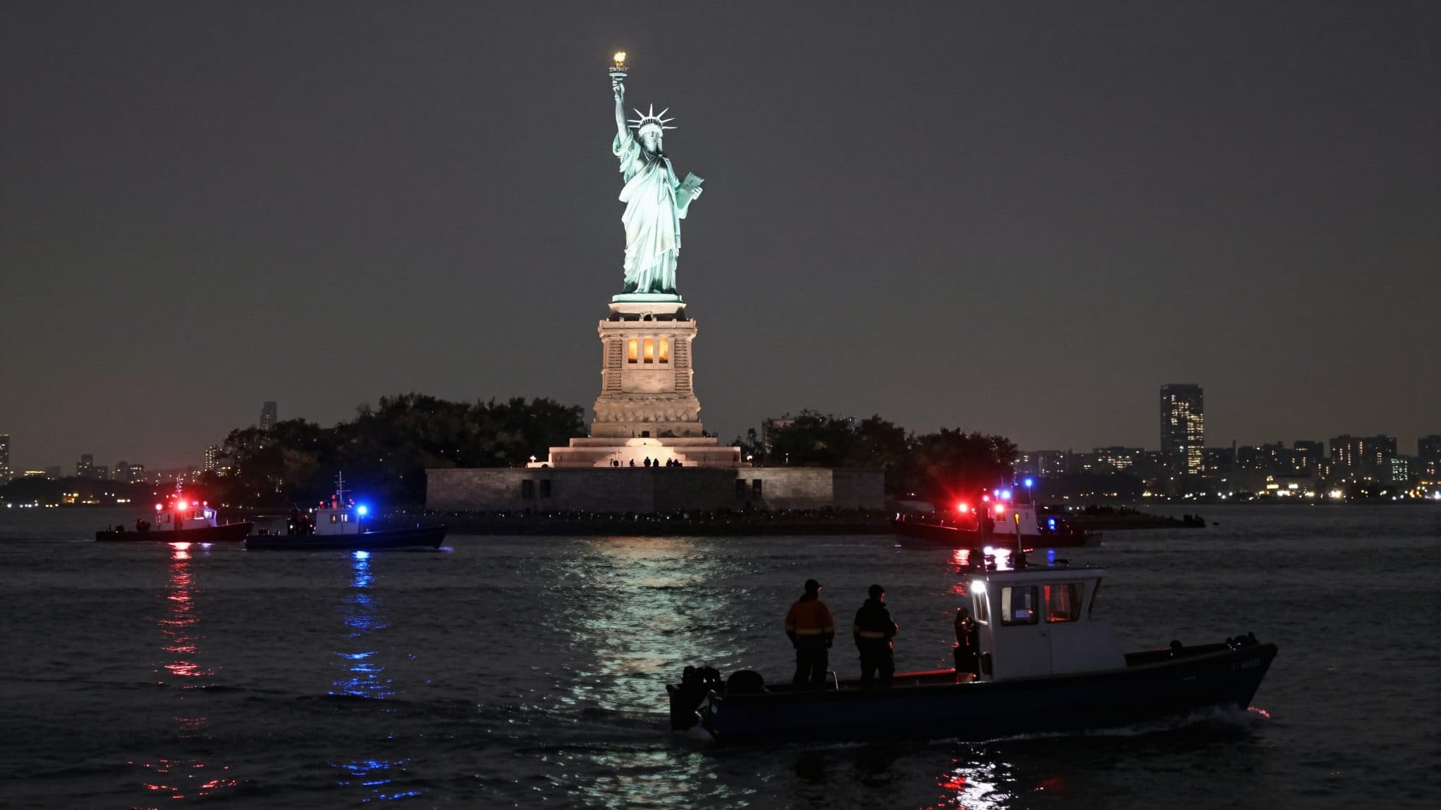 Due morti in un incidente in barca vicino alla Statua della Libertà a New York
